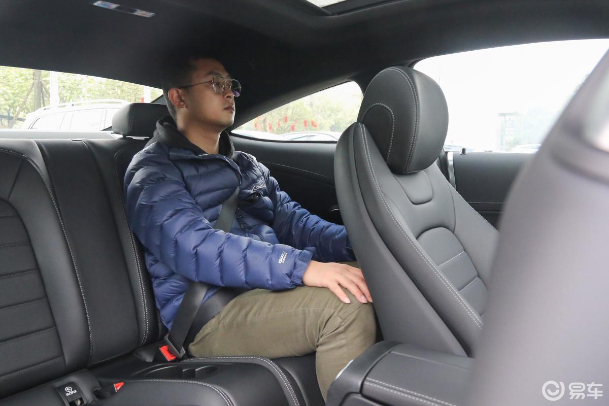 【奔驰c级(进口)2019款c 260 轿跑车后排空间体验汽车图片-汽车图片