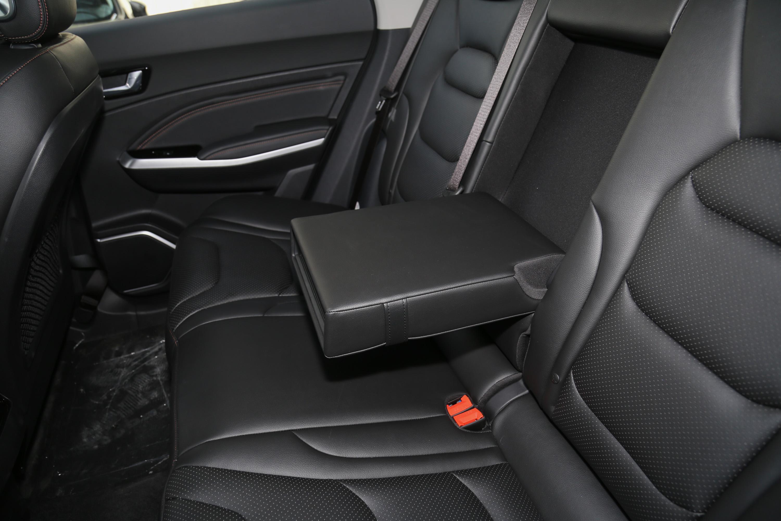 红旗e-hs3后备厢放两个行李包还是没有问题的,后排座椅不能放倒,这一