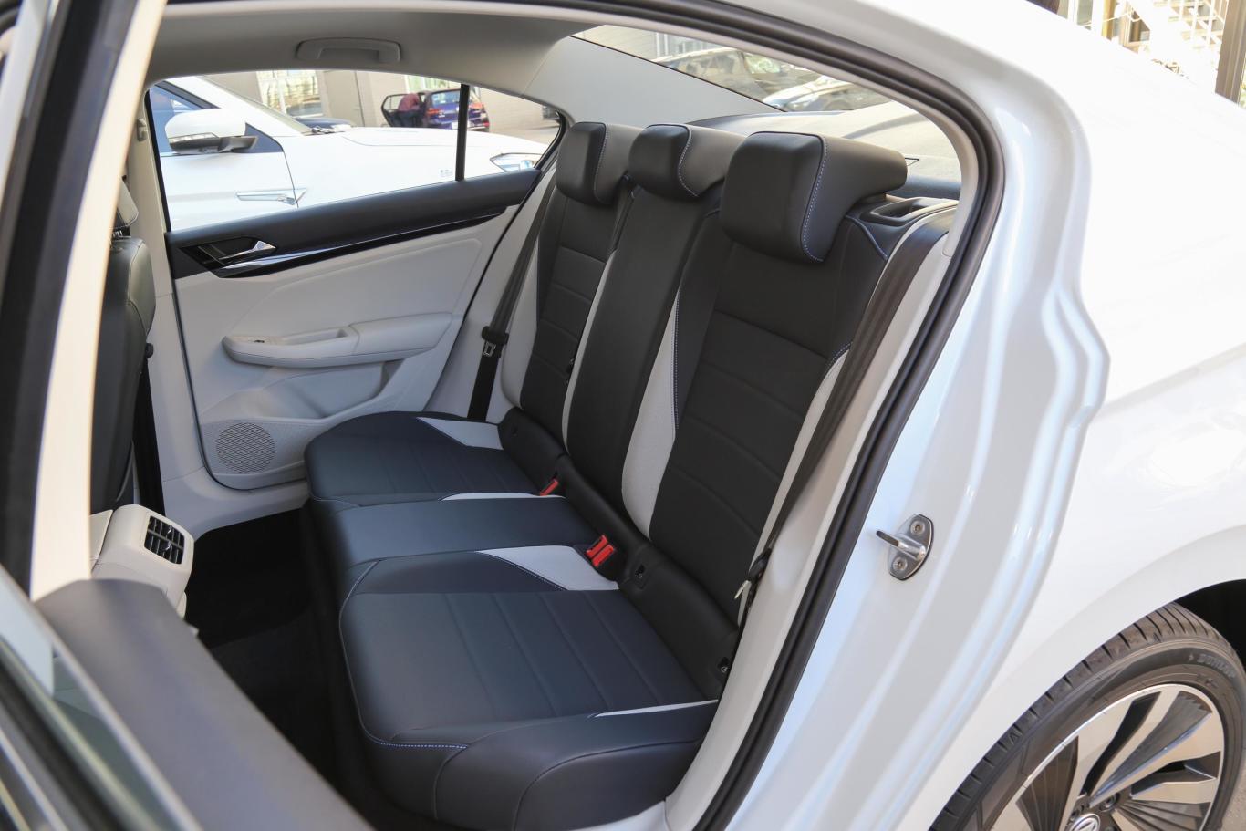 宝来·纯电尚pro后排座椅