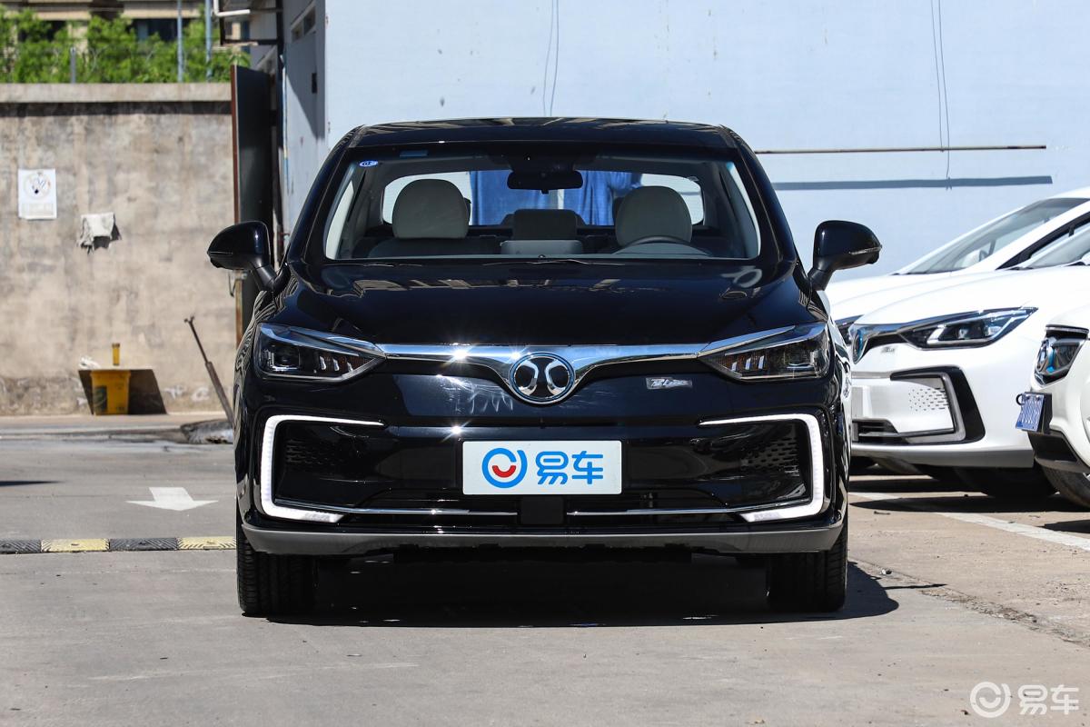 【北汽新能源eu52018款r500 智尚版侧前45度车头向右水平汽车图片