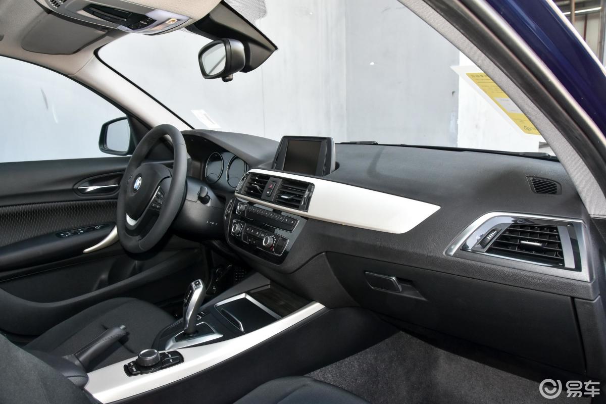 【宝马1系(进口)2018款118i 领先版内饰全景副驾驶员方向汽车图片