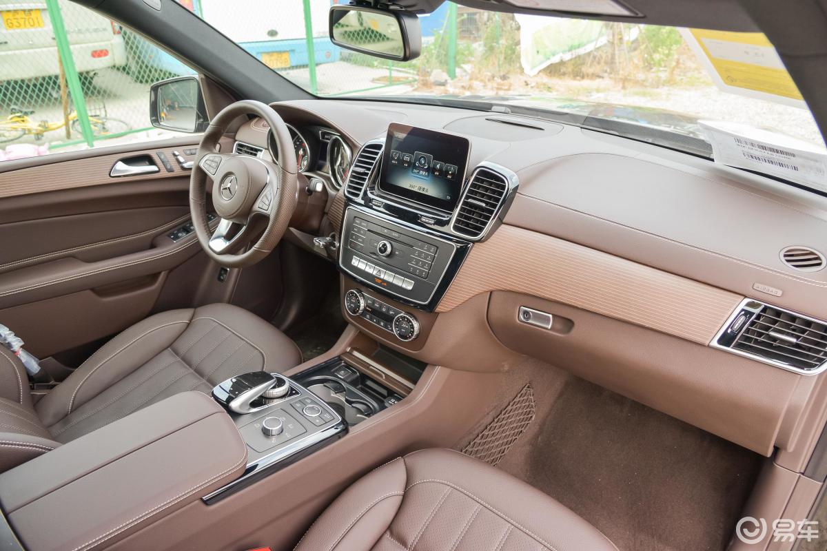 【奔驰gls2019款gls 400 4matic 动感型臻藏版内饰全景副驾驶员方向