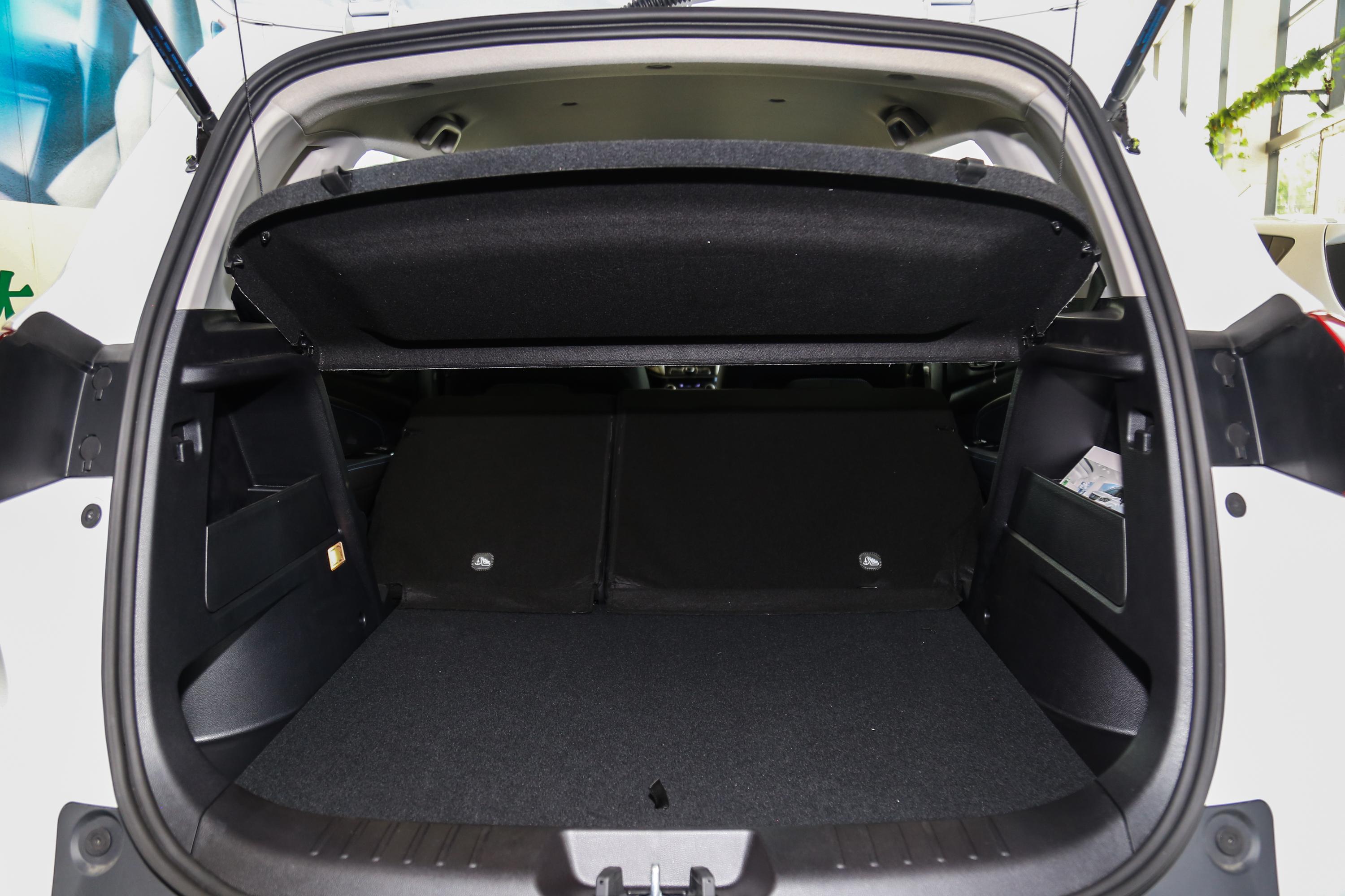 长安cs15 ev后备厢空间不错,也能通过放倒后排座椅来扩展储物空间