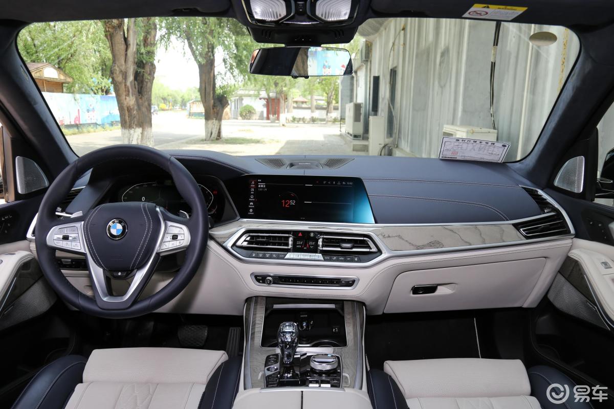 【宝马x72019款xdrive40i 领先版 豪华套装内饰全景正拍汽车图片-汽车