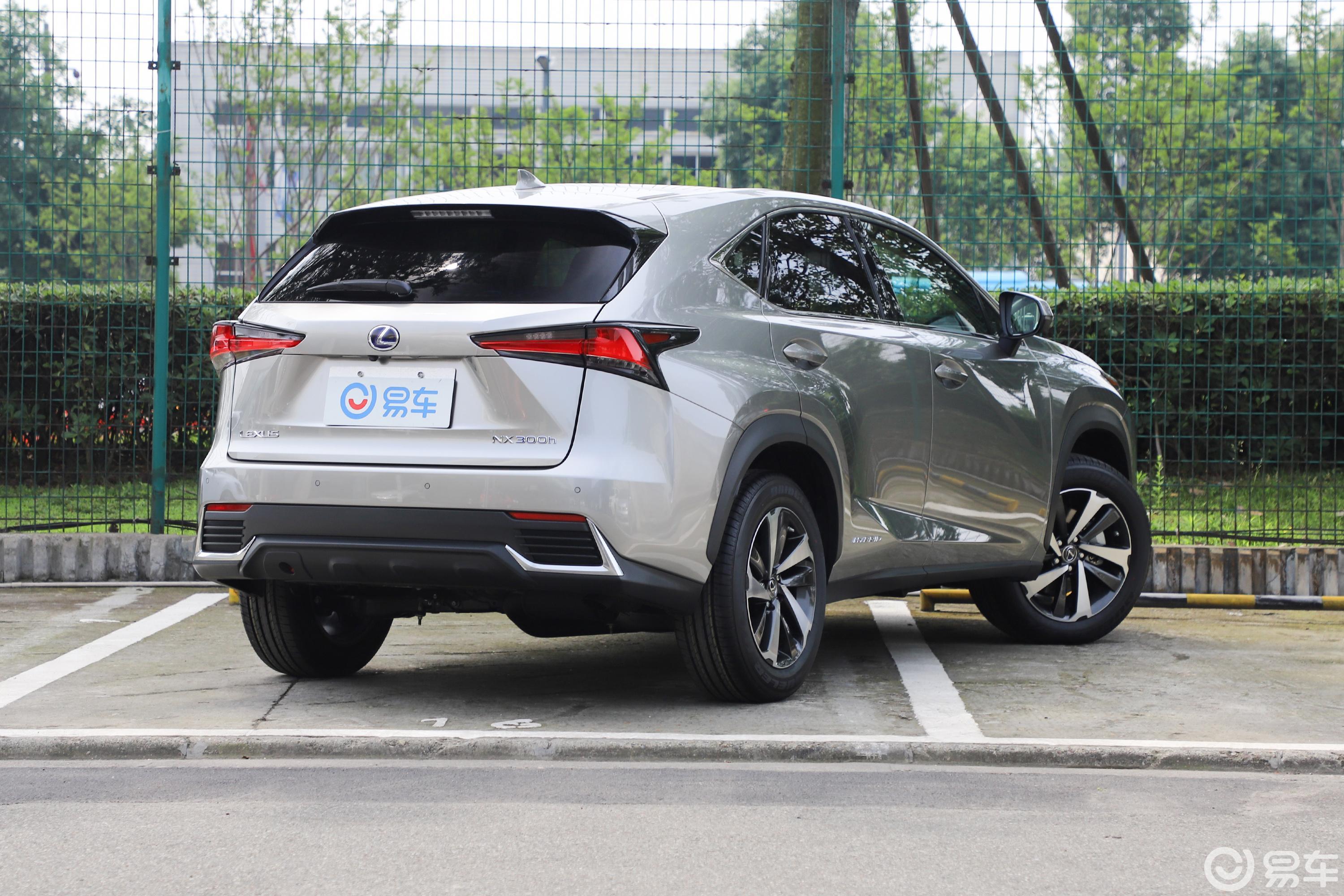 【雷克萨斯nx2018款300h 锋致版 国v侧后45度车头向右水平汽车图片