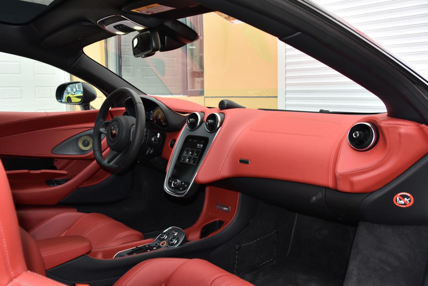迈凯伦570gt3.8t coupe内饰全景正拍