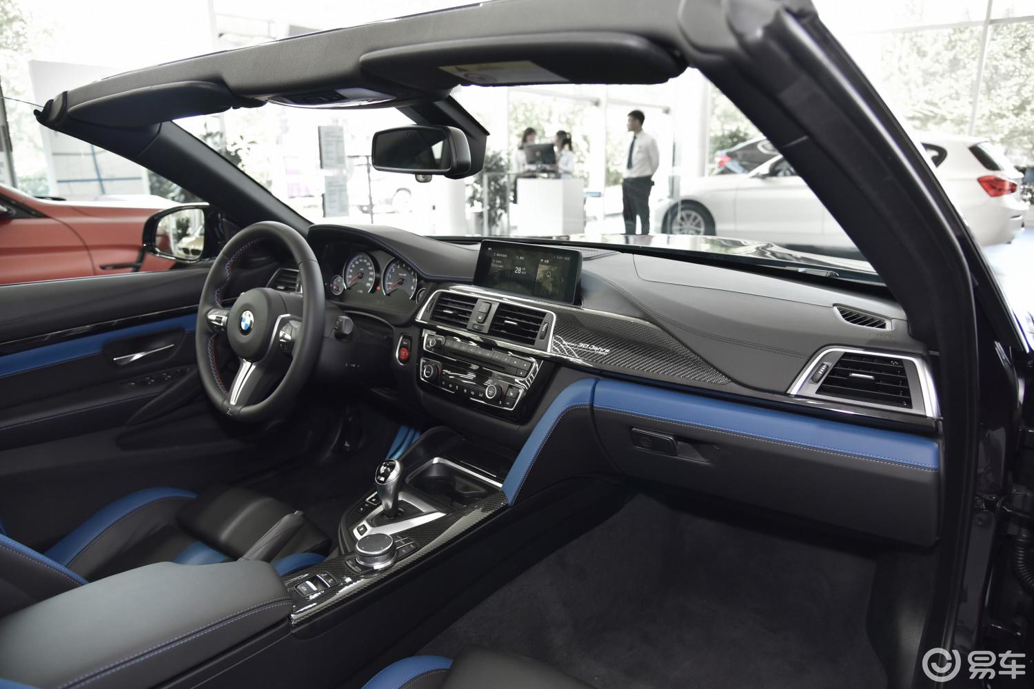 【宝马m42018款m4 敞篷轿跑车车迷限量版内饰全景副驾驶员方向汽车