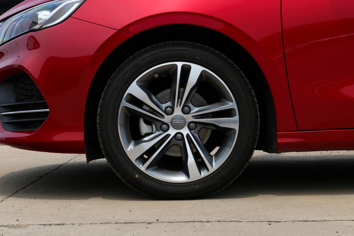 缤瑞200t 双离合 缤耀版前轮毂造型