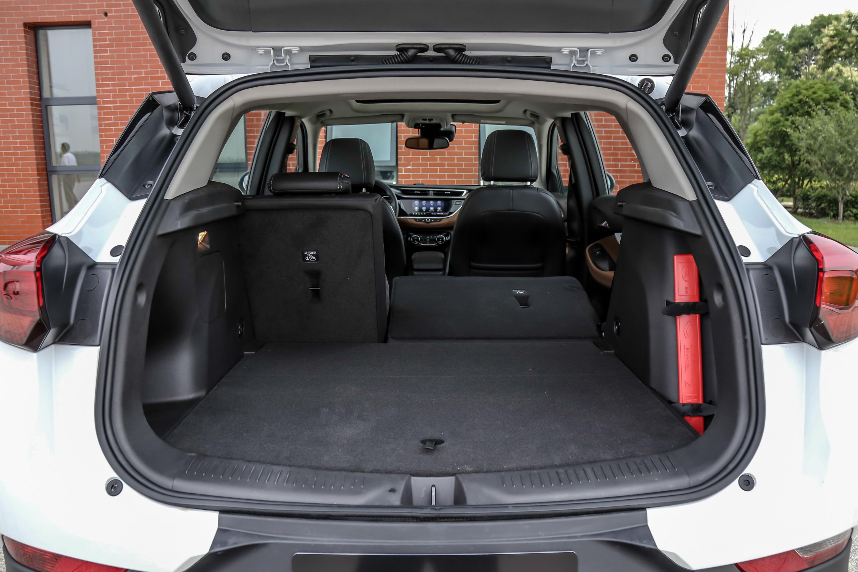 昂科拉gx空间表现不错,腿部头部空间都挺舒适,带来更好的乘坐感受.