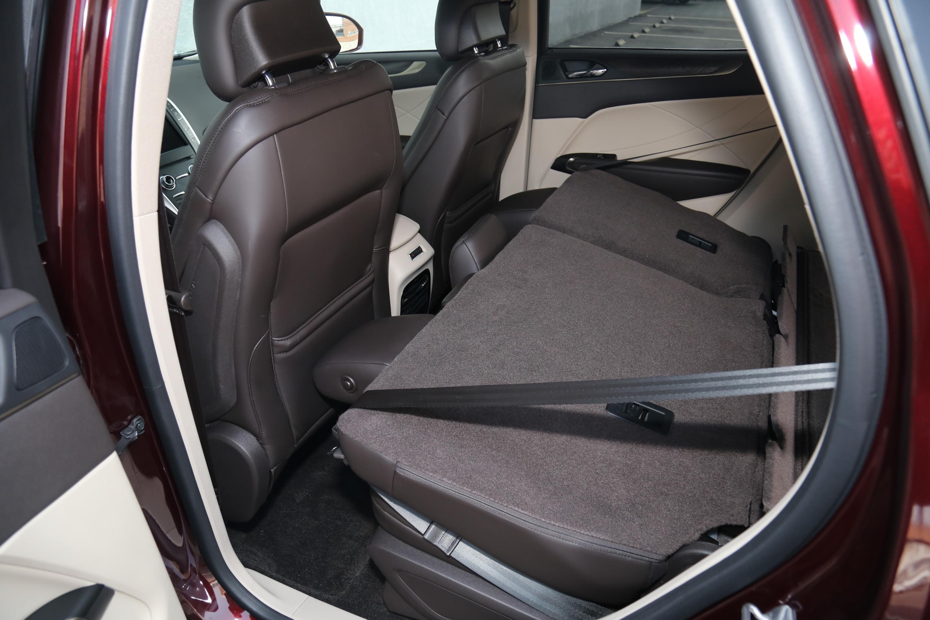 林肯mkc后排空间还算宽敞,头部和腿部空间都有一定的余量,满足日常