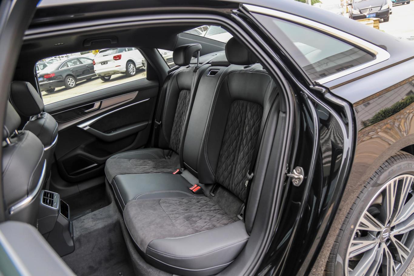 奥迪a6l55 tfsi quattro 尊享动感版后排座椅