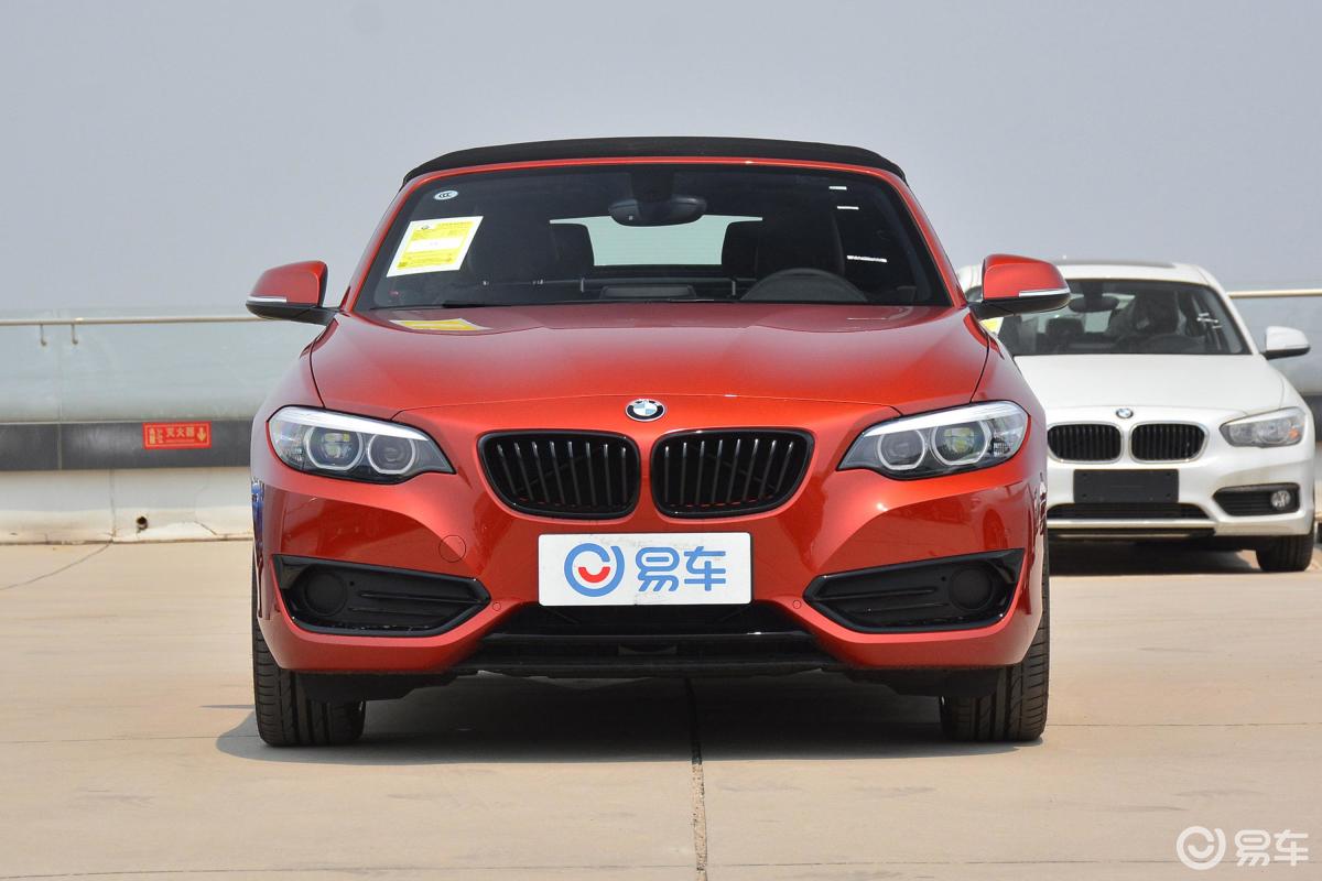 【宝马2系2019款敞篷轿跑车 225i 运动设计套装侧前45度车头向右水平