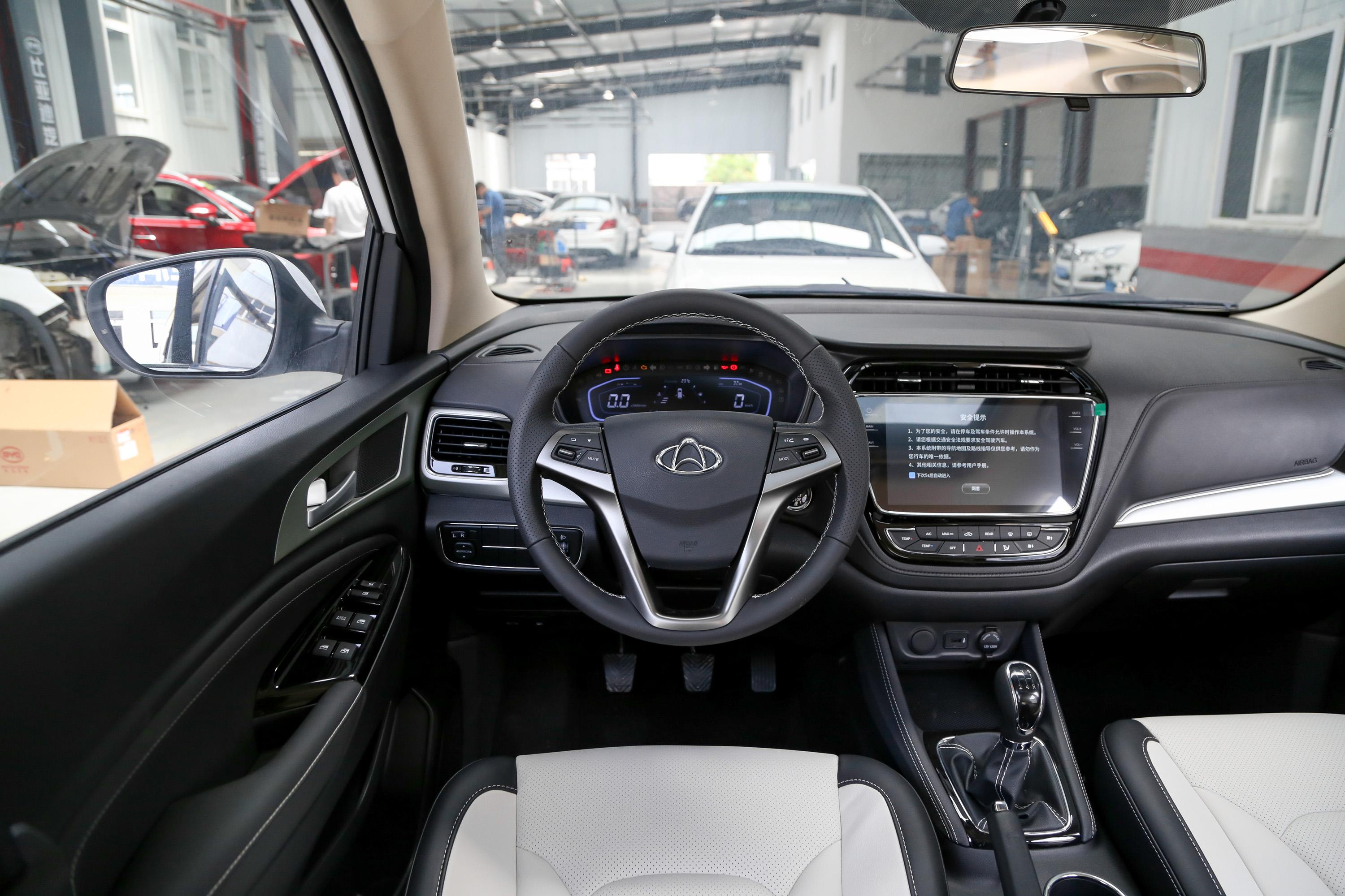 长安欧尚a800后备厢空间大小符合它家用的定位,一家人出行的置物空间