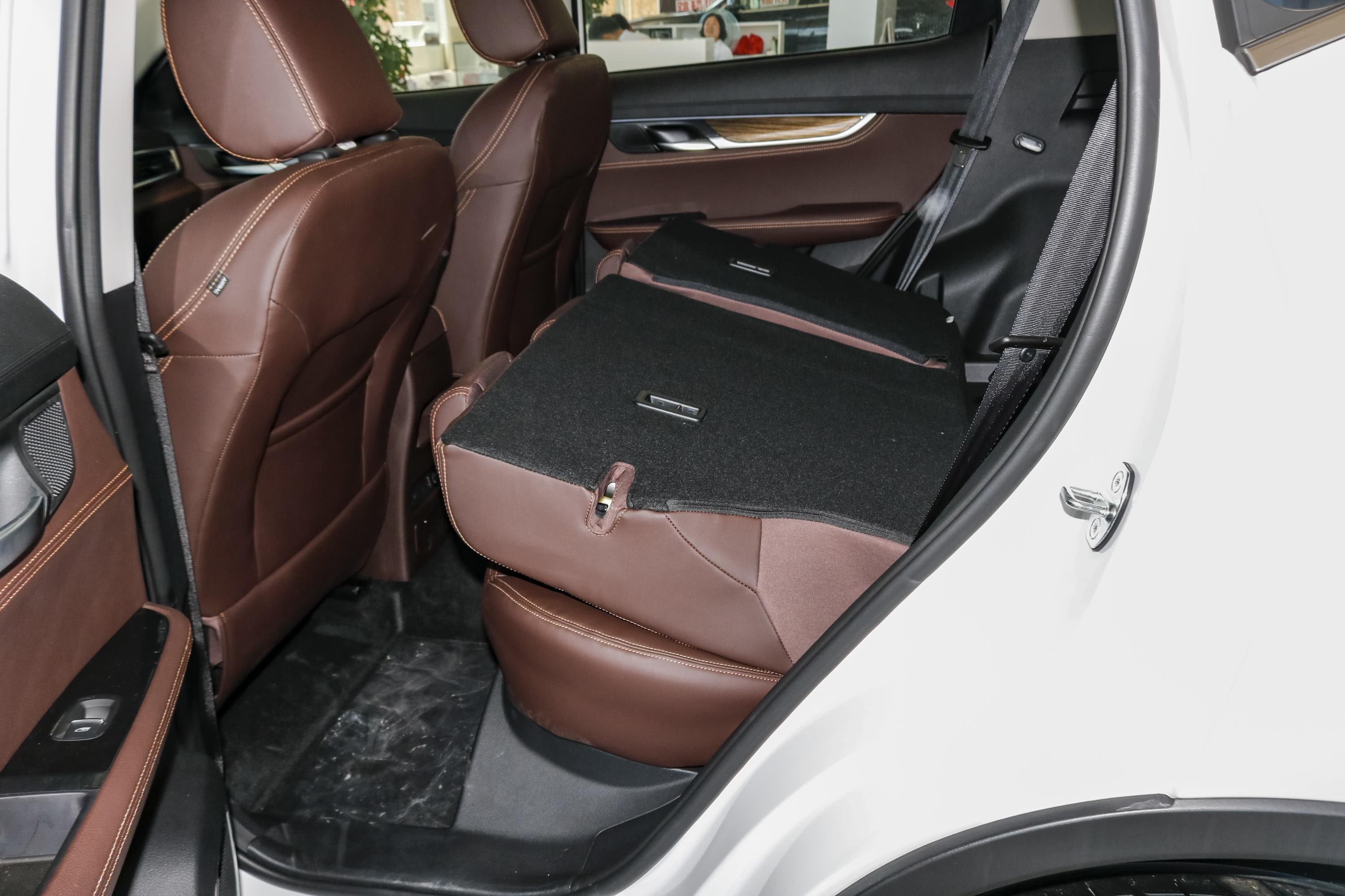 汉腾x5后排空间不错,满足日常出行需求没问题.