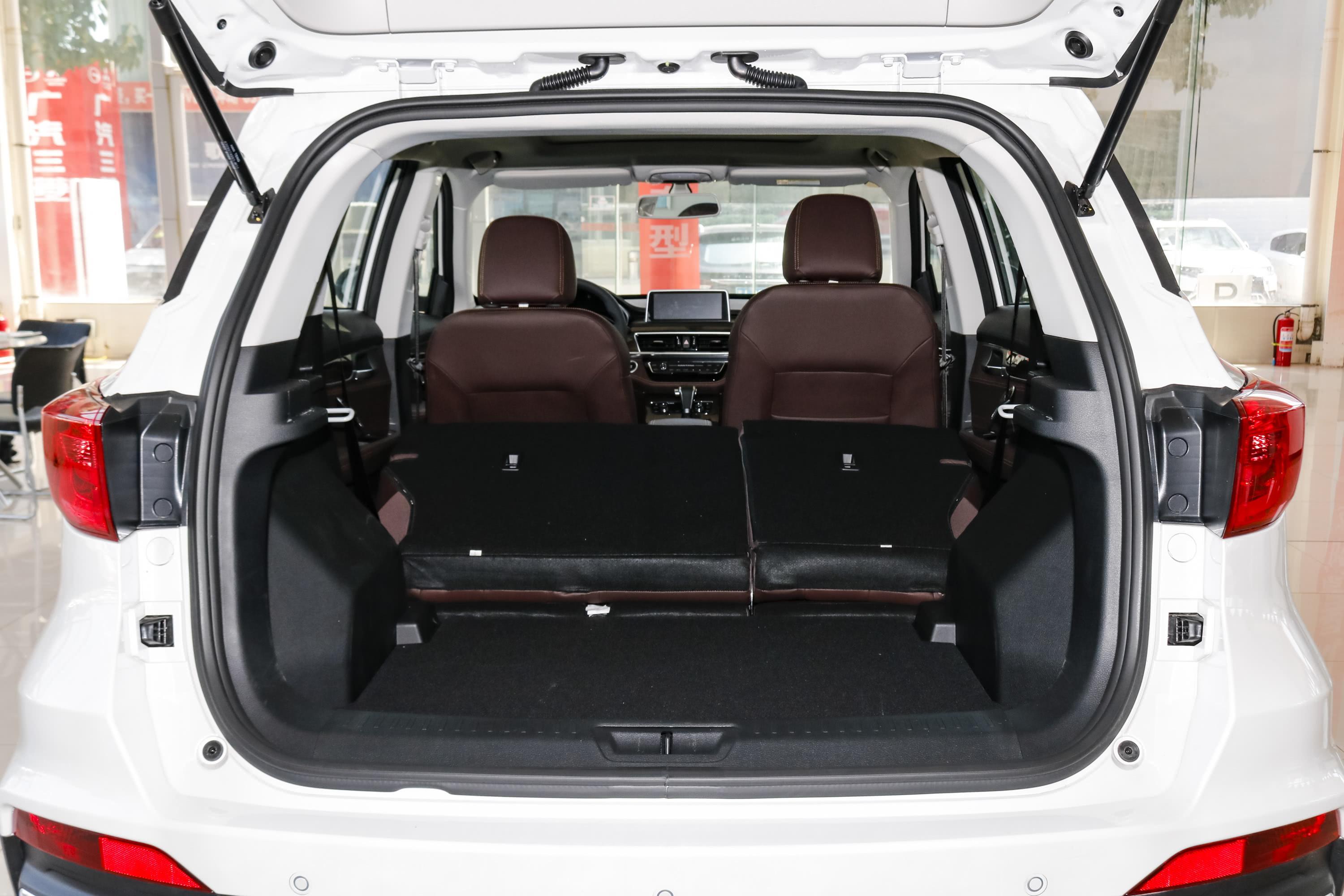 汉腾x5后备厢空间可利用率很高,装载能力也较为出色,后排座椅支持比例