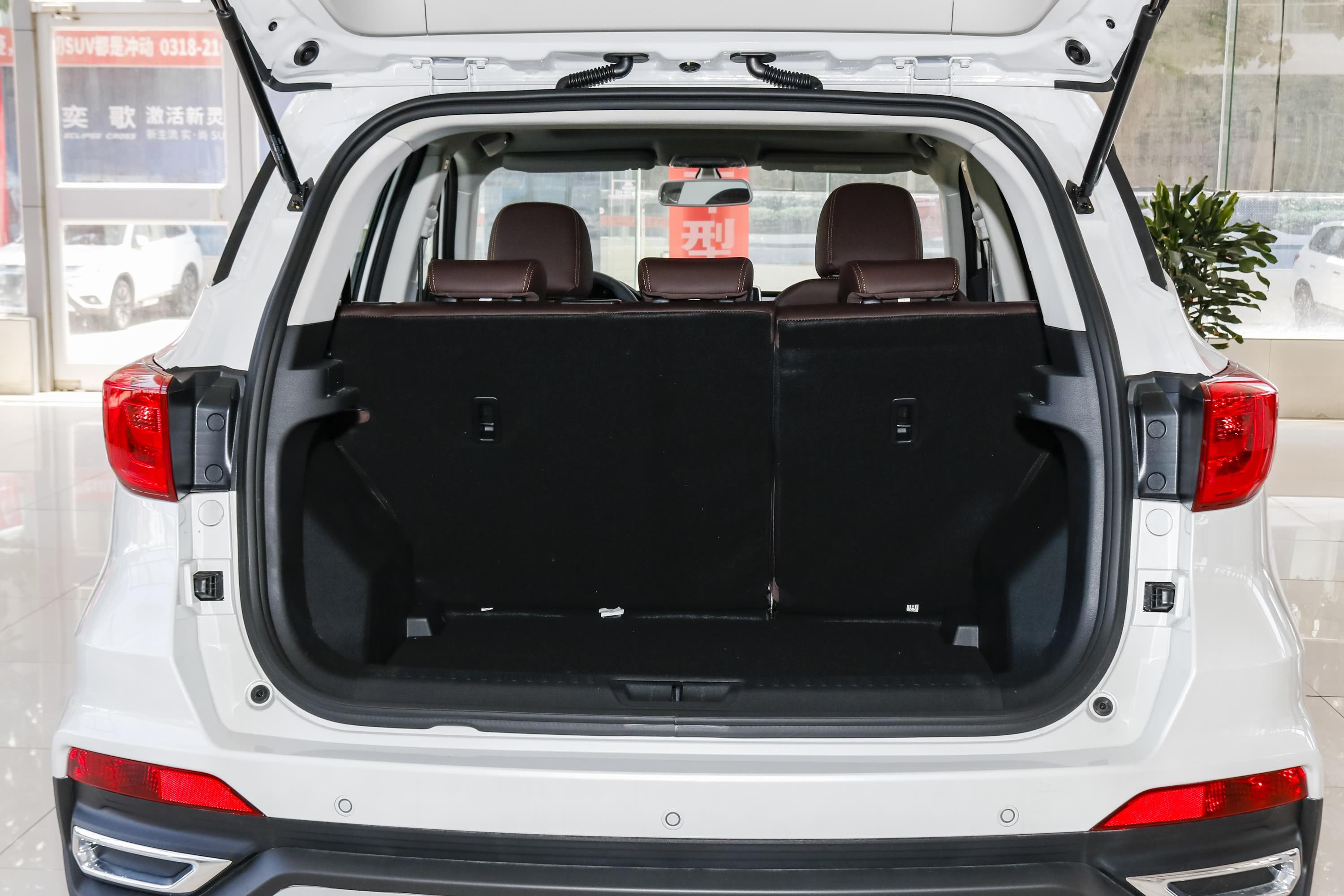 汉腾x5空间表现不错,腿部头部空间都挺舒适,带来更好的乘坐感受.