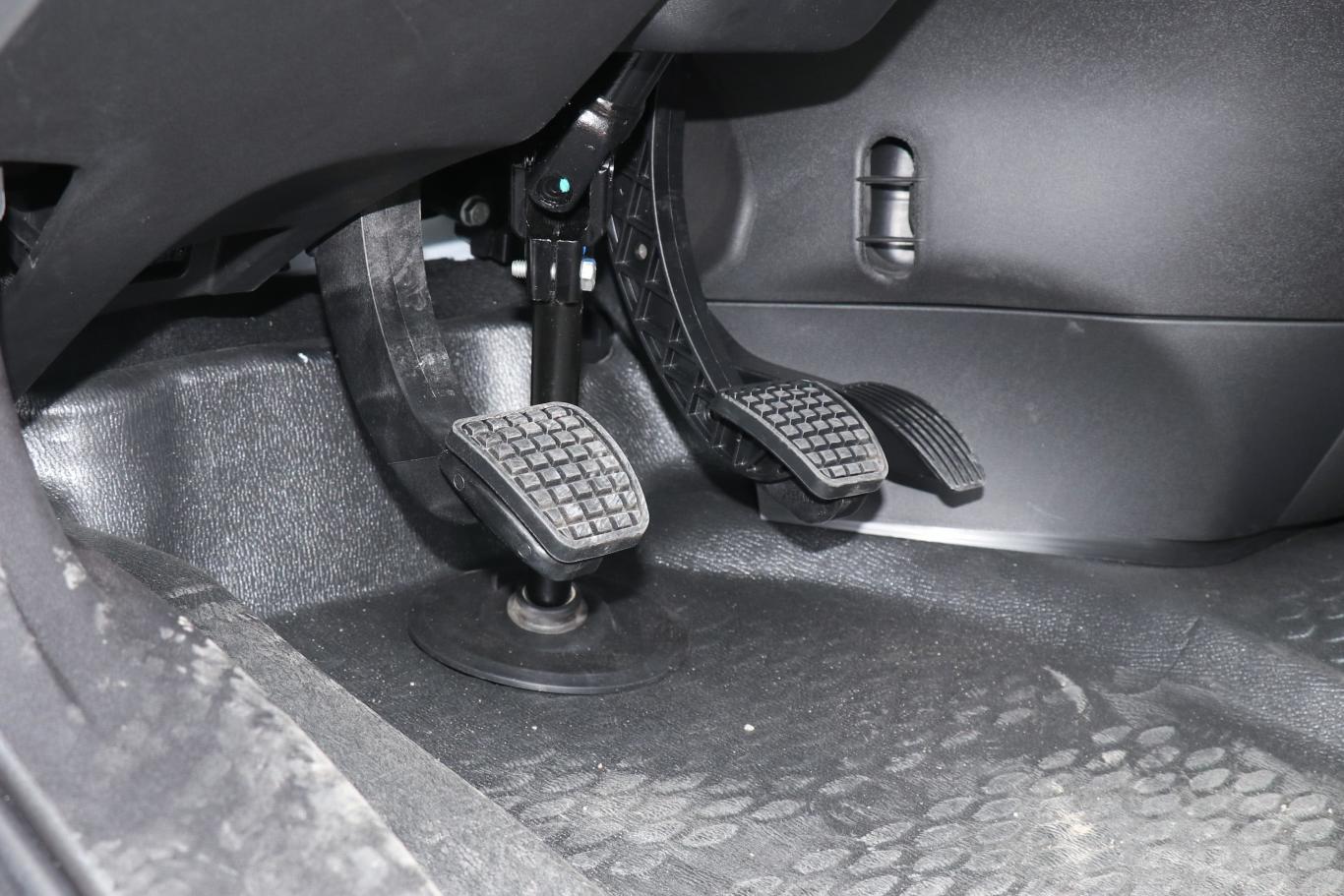 依维柯欧胜运瑞系列 2.3t 手动 短轴低顶 手动门 3座 国v脚踏板