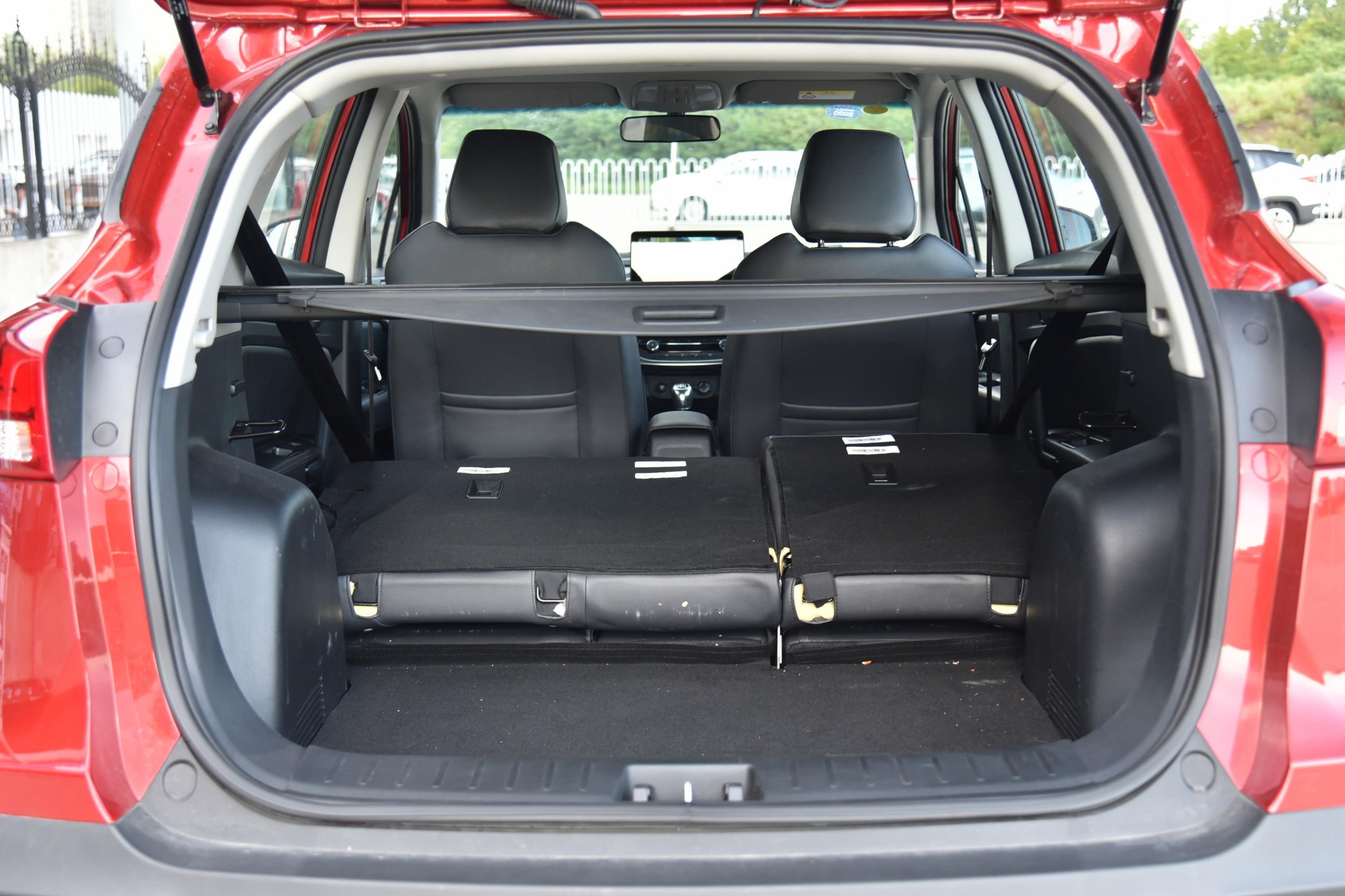 瑞风s3后备厢空间表现中规中矩,如果需要装一些较大的物件,后排座椅还