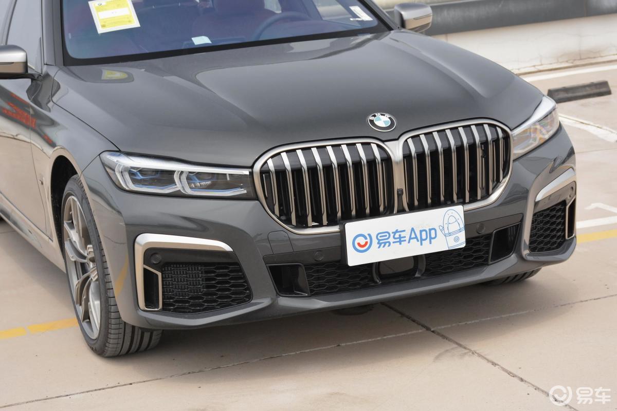 【宝马7系2019款m760li xdrive v12 运动套装前格栅侧俯拍汽车图片