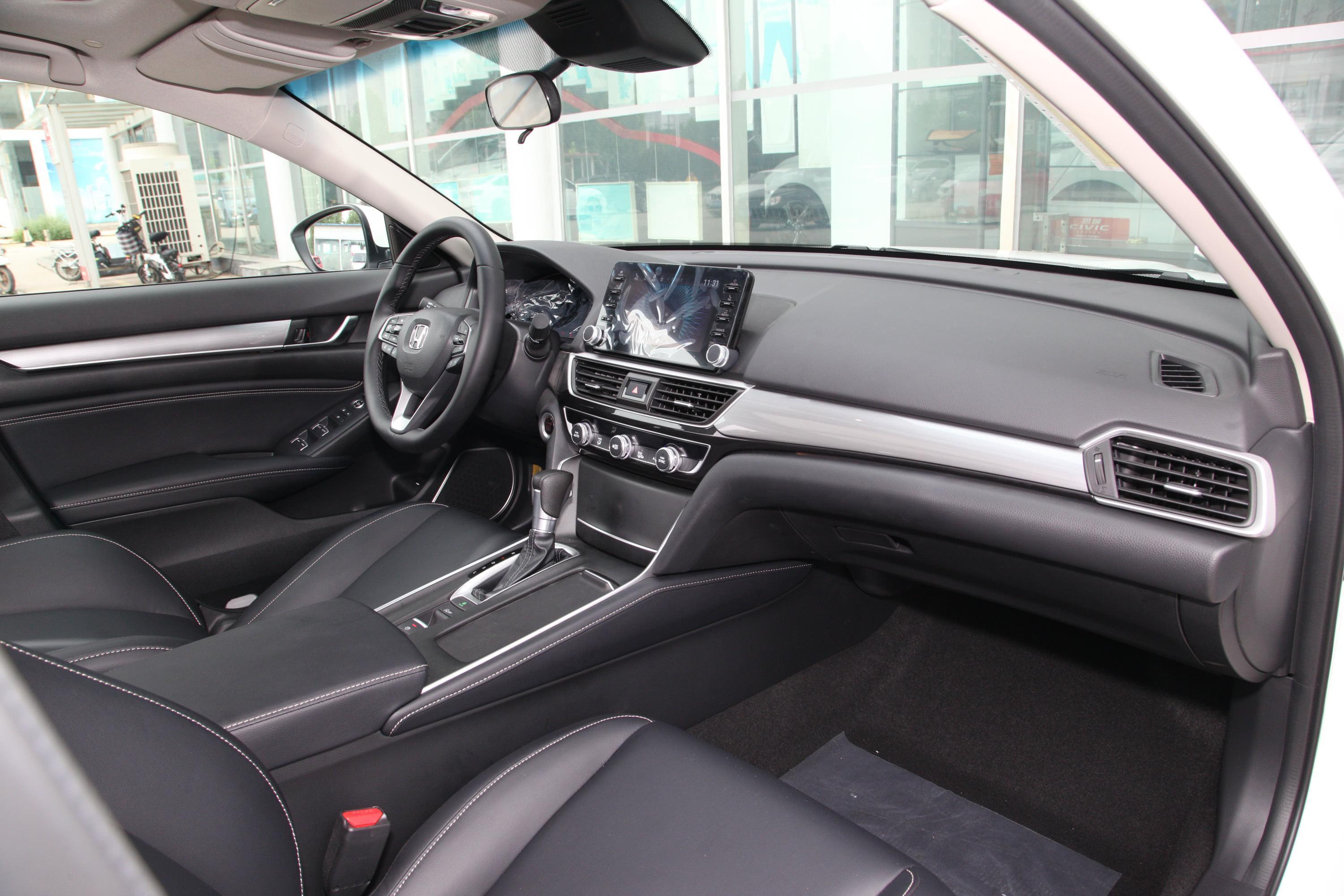 本田inspire的内饰风格颇为沉稳内敛,视觉效果沉稳内敛又不失层次感