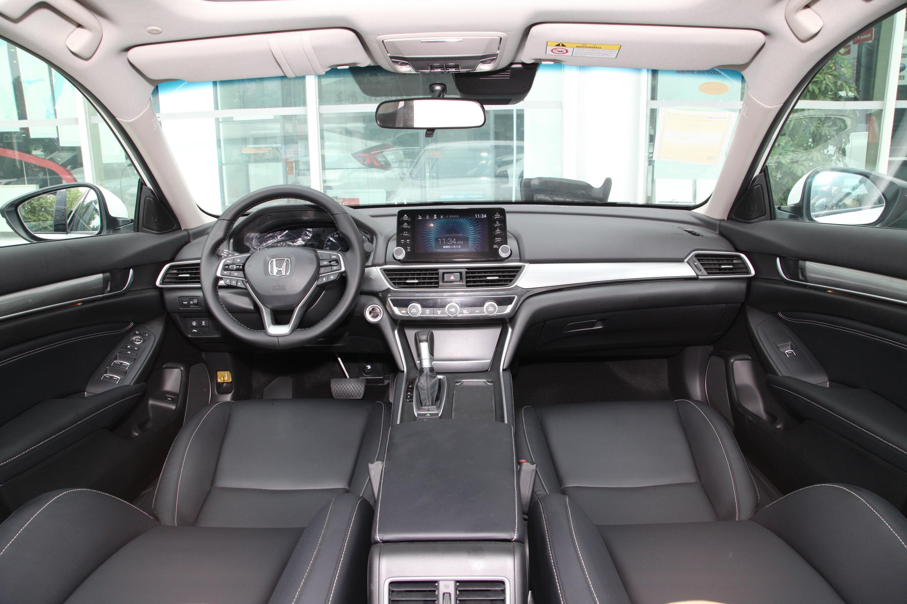 本田inspire的这款车的内饰充满了成熟与层次感.