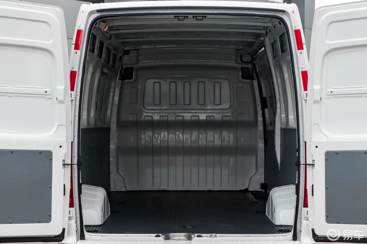 厢式货车 2.5t 手动 长轴中顶 3座