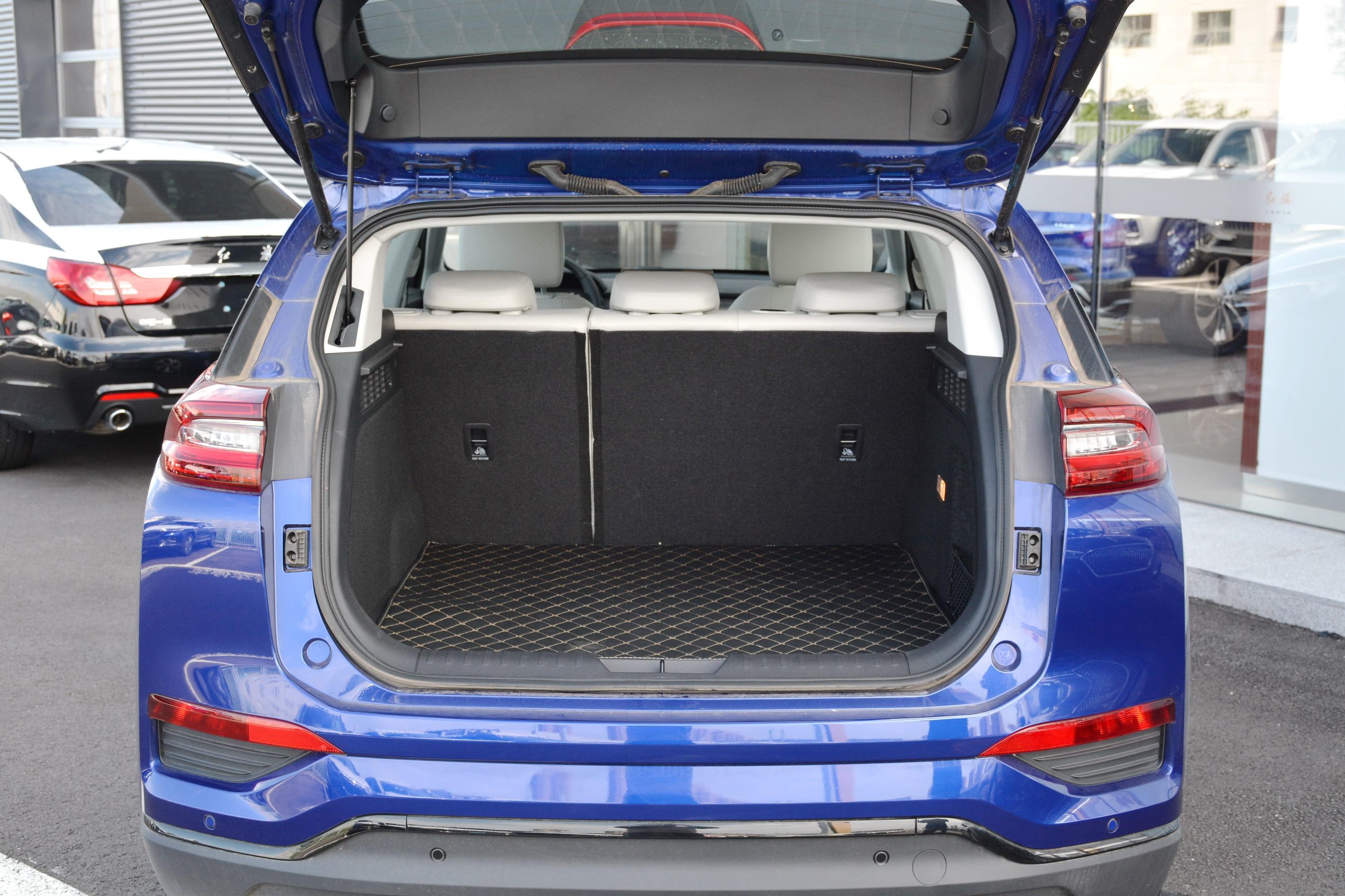 红旗e-hs3后排空间不错,满足日常出行需求没问题.