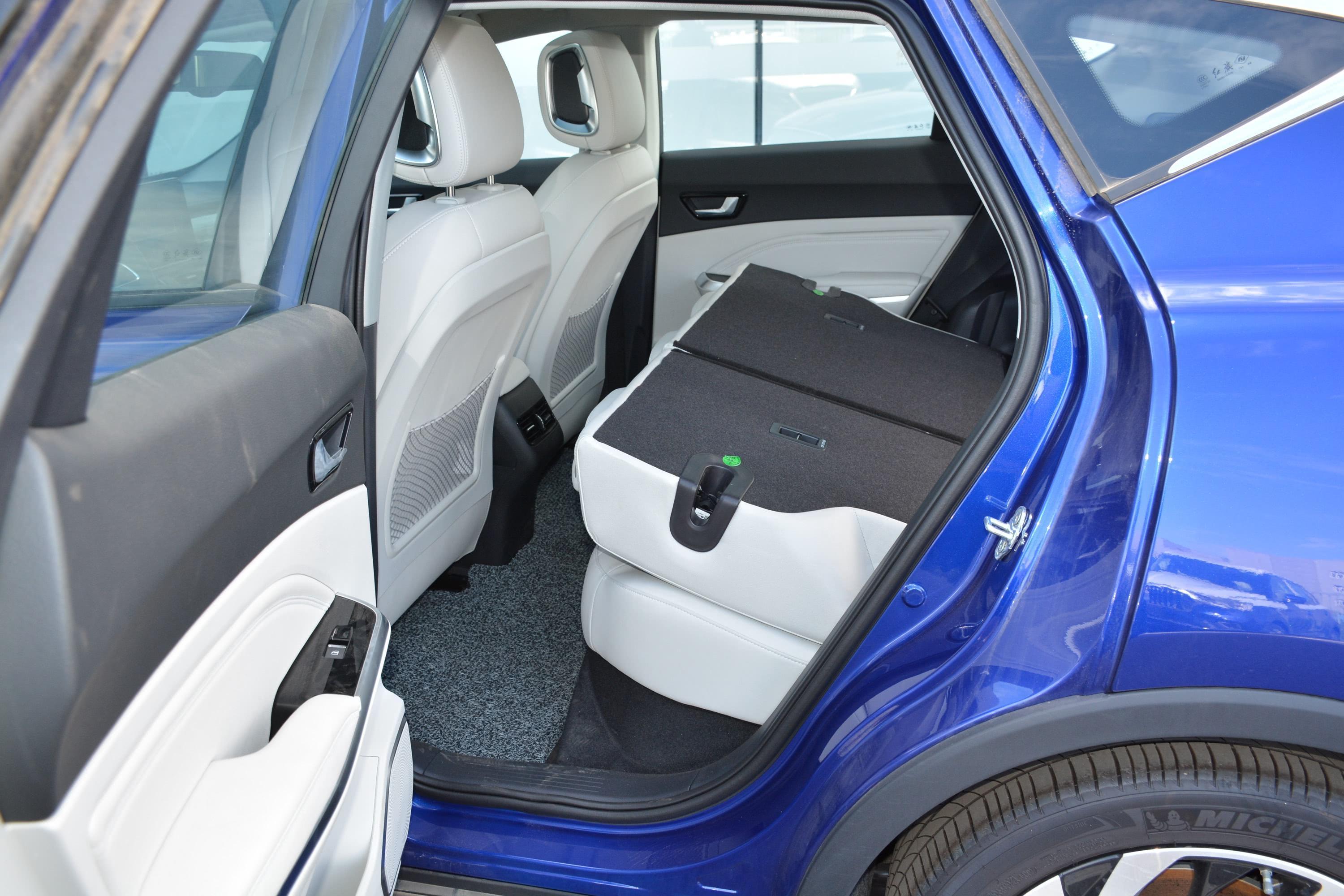 红旗e-hs3后排空间不错,满足日常出行需求没问题.