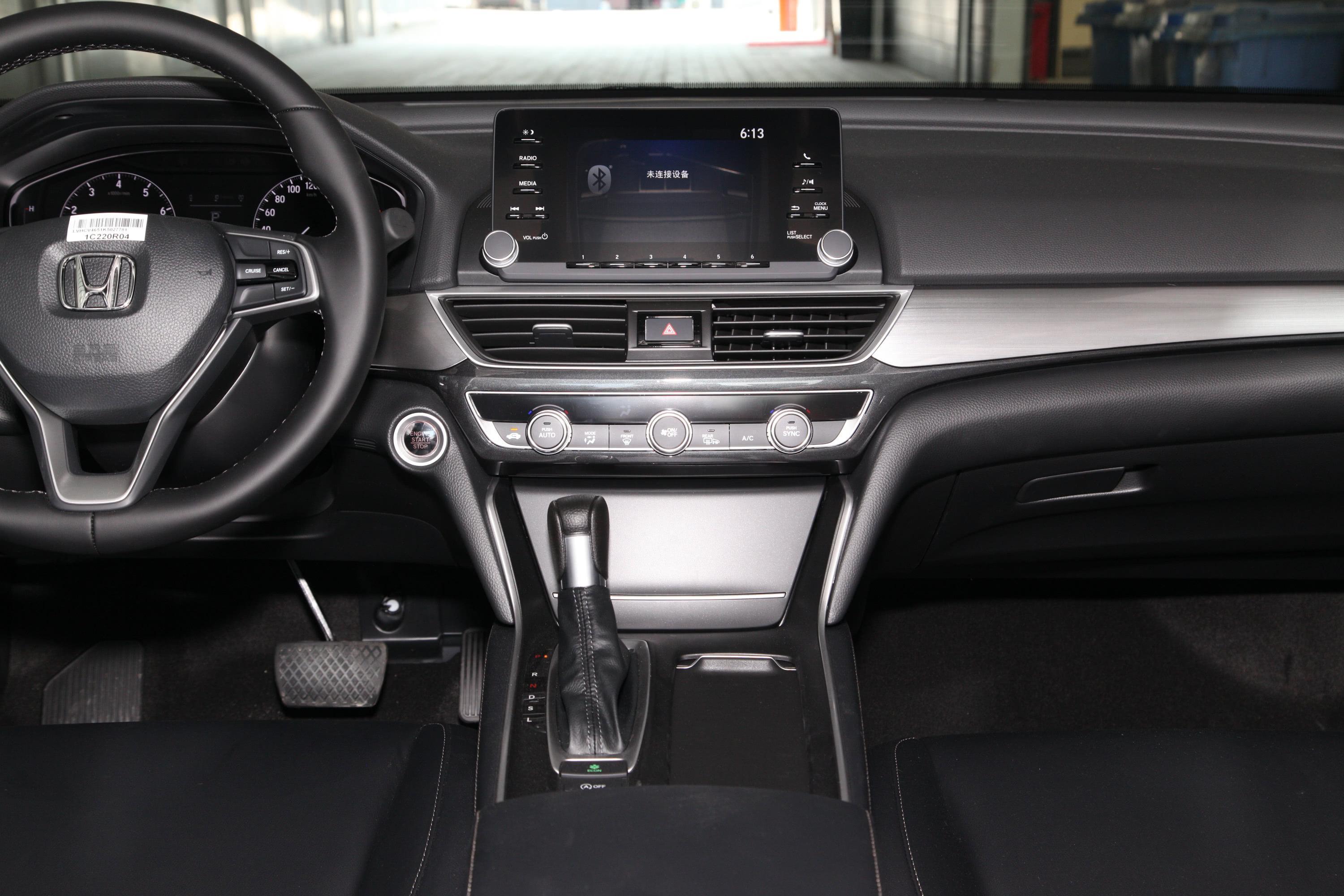 坐进车里,inspire内饰设计非常简明,和该车定位相符合.