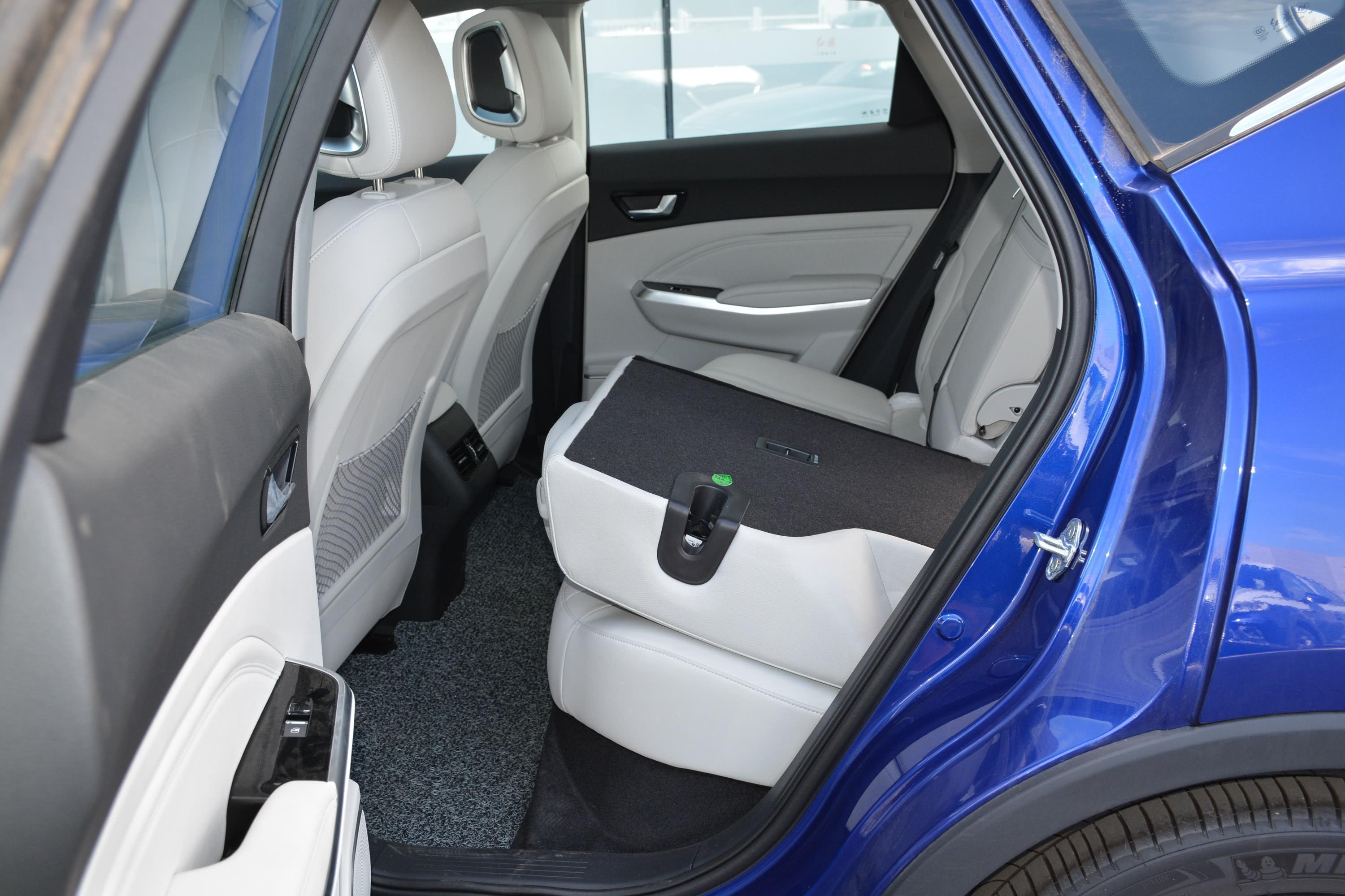 红旗e-hs3后备厢放两个行李包还是没有问题的,后排座椅不能放倒,这一