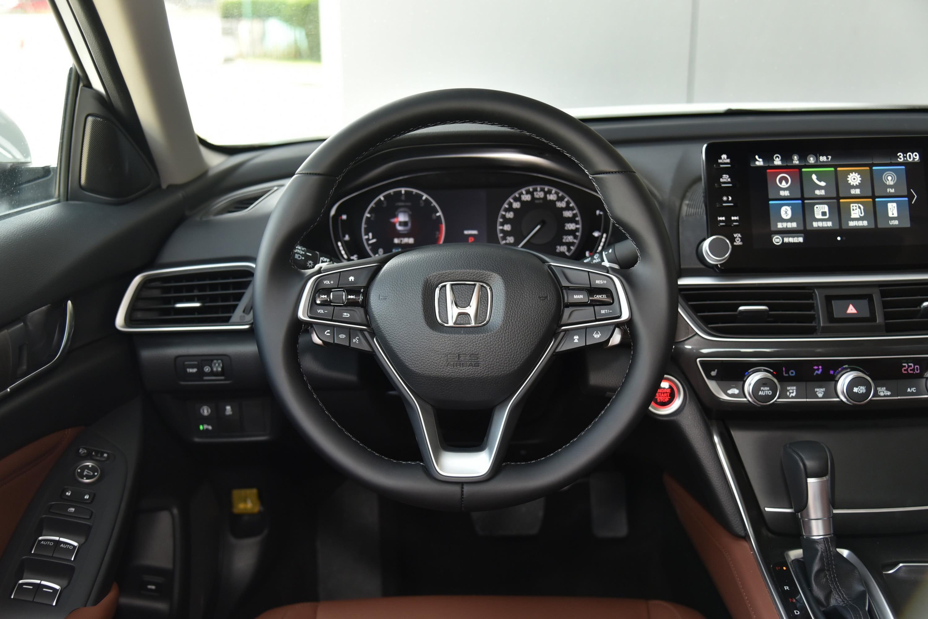 坐进车里,英仕派内饰设计看起来较为干净清爽,显得十分质朴.