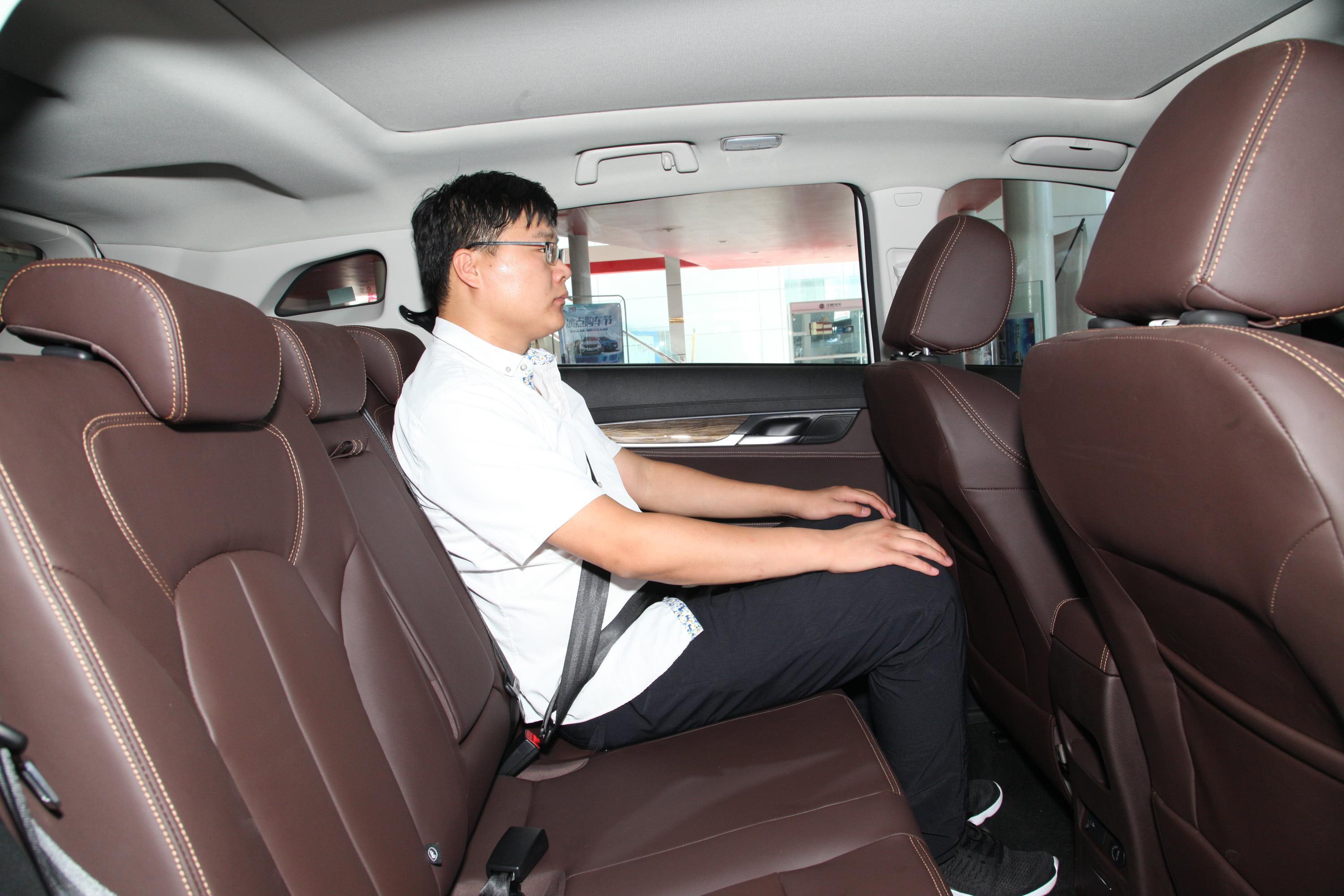 汉腾x5后备厢空间整体表现比较优秀,造型规整,方便人员拿取行李.