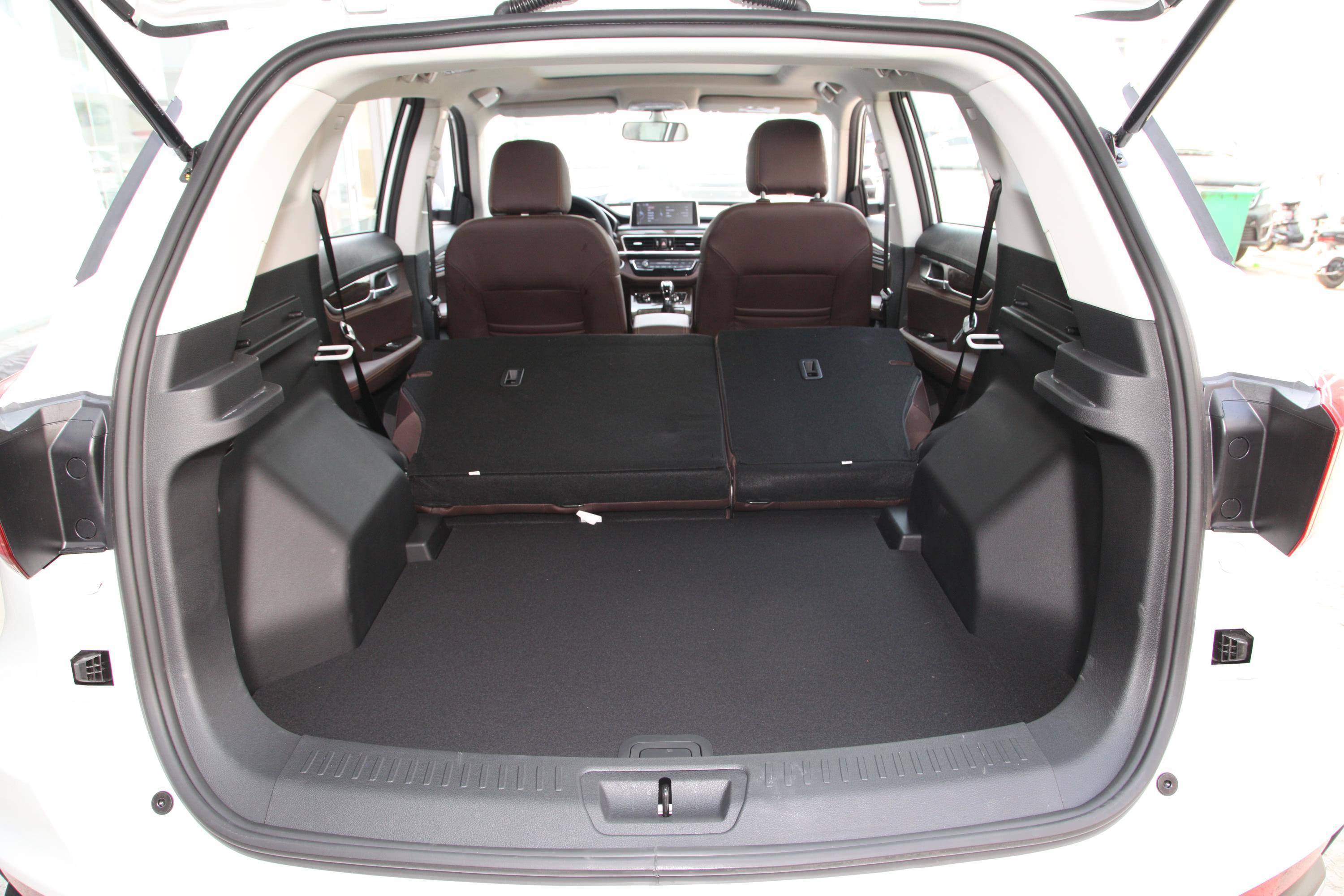 汉腾x5空间表现不错,腿部头部空间都挺舒适,带来更好的乘坐感受.