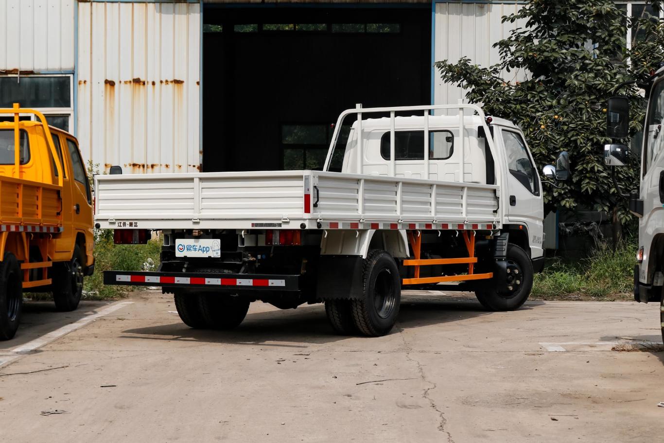 顺达宽体单长栏板 普通侧后45度车头向右水平