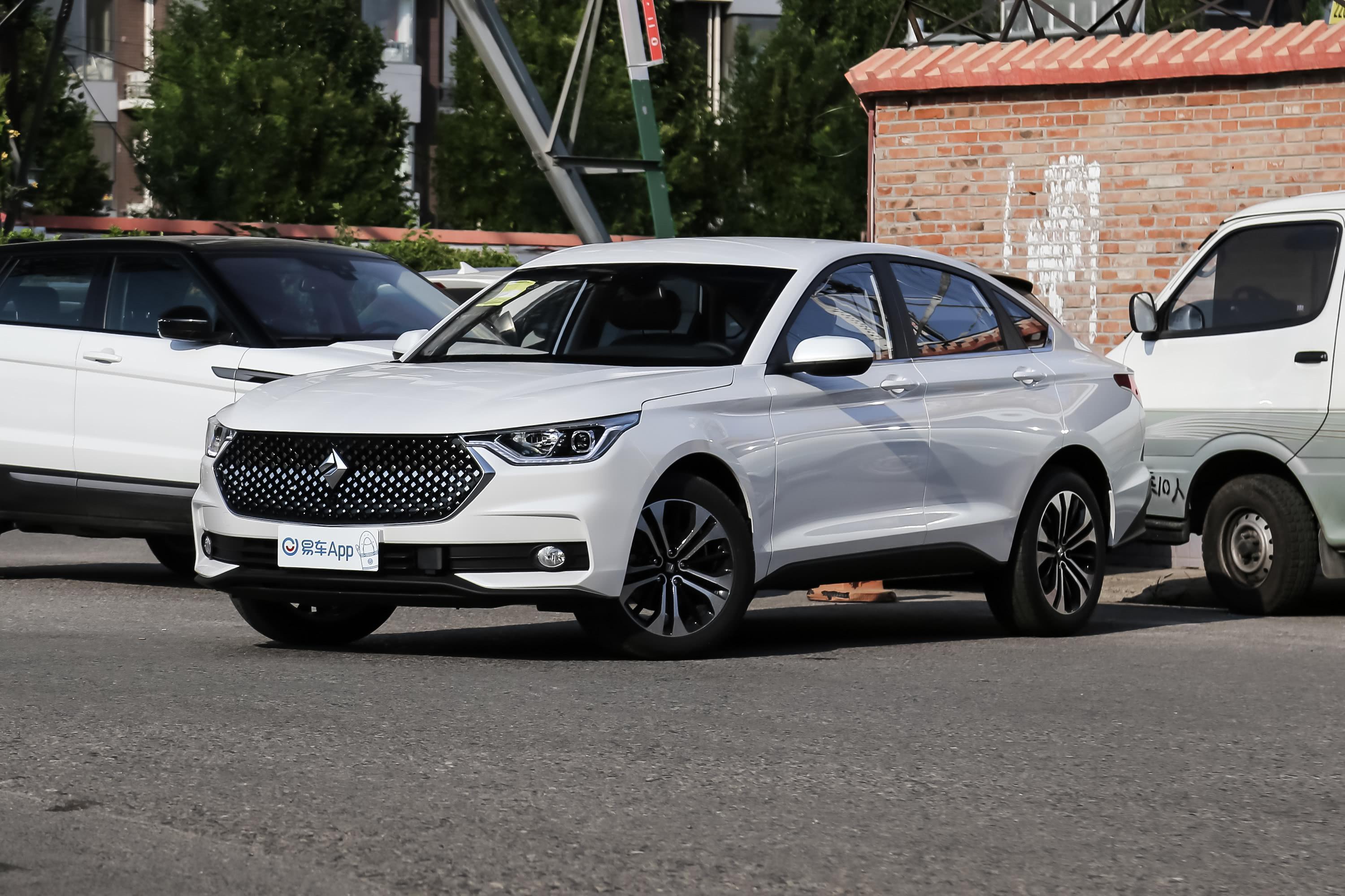 新宝骏rc-6内饰采用环抱式中控台,中间为双10.