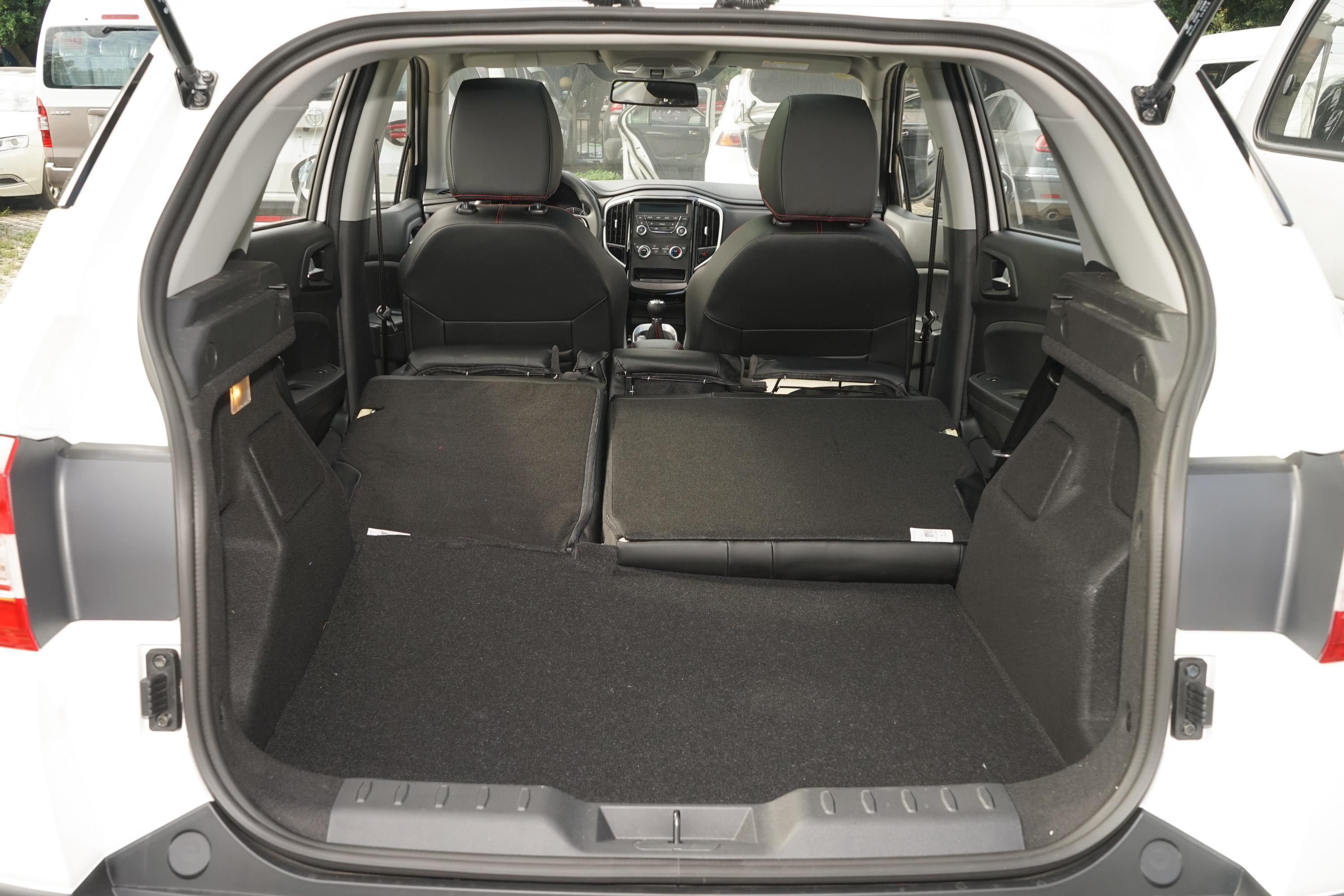 中华v3后备厢空间可利用率很高,装载能力也较为出色,后排座椅支持比例