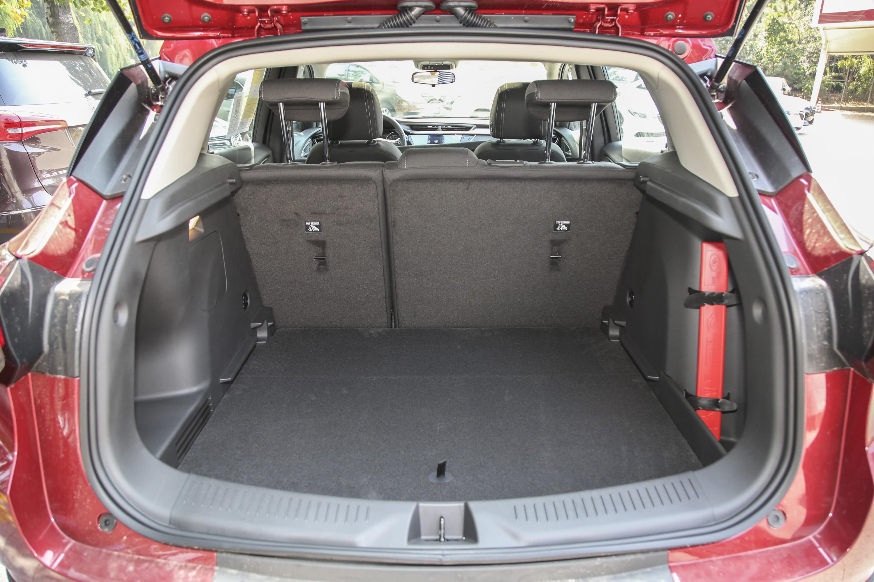 昂科拉gx空间表现不错,腿部头部空间都挺舒适,带来更好的乘坐感受.