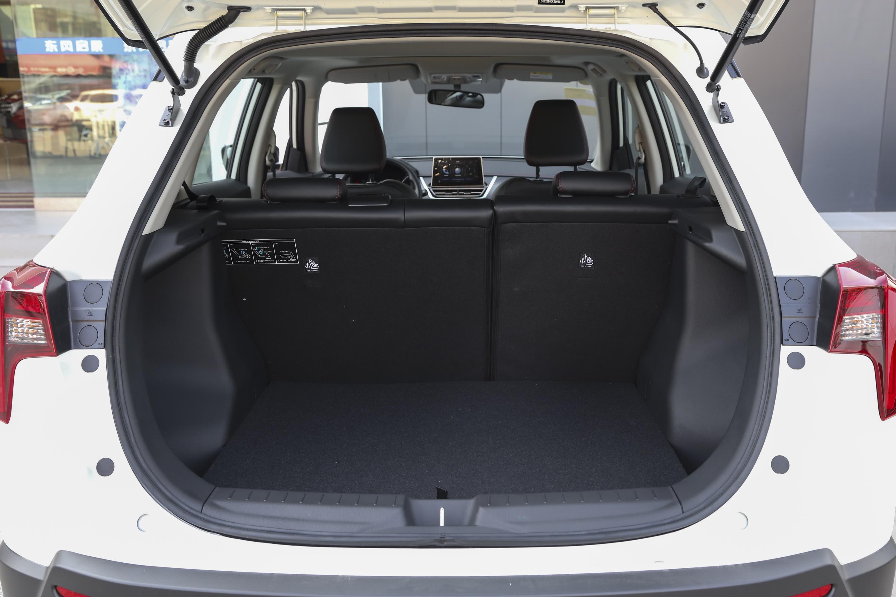 启辰t60后备厢空间可利用率很高,装载能力也较为出色,后排座椅支持