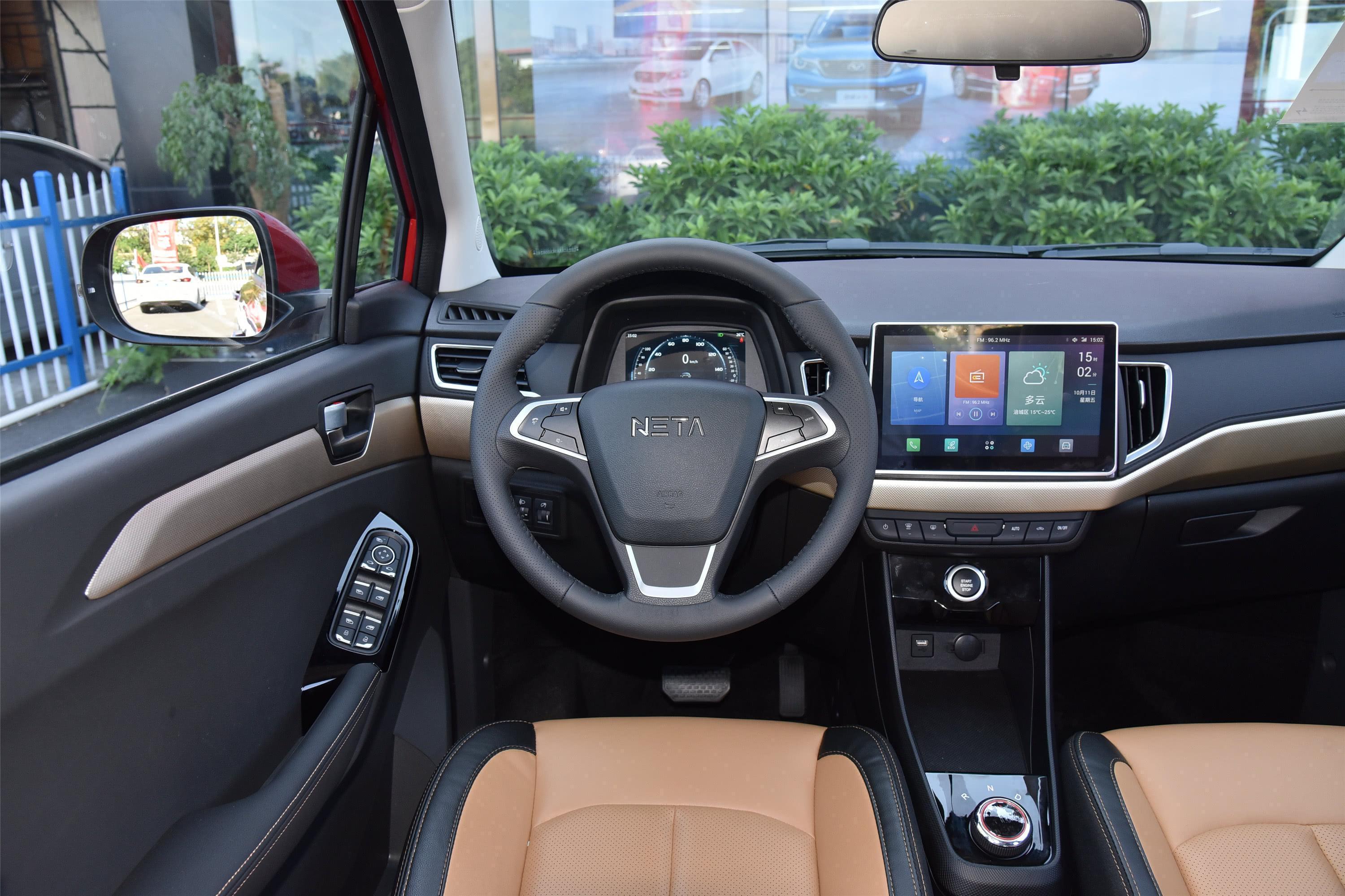 哪吒n01后备厢空间表现还可以,旅途出行有大件物品的话,可以放倒后排