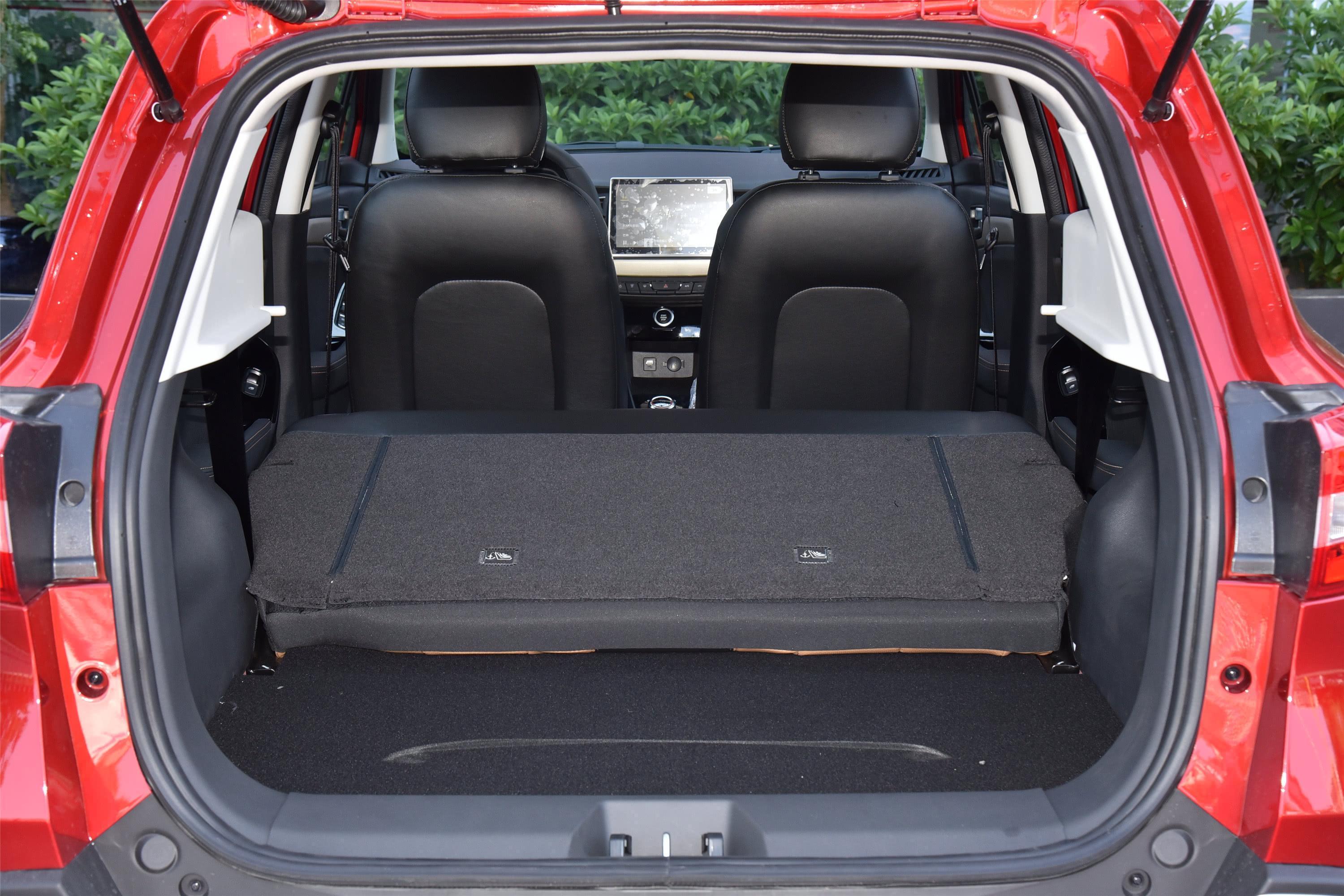 哪吒n01后备厢空间不错,也能通过放倒后排座椅来扩展储物空间,日常