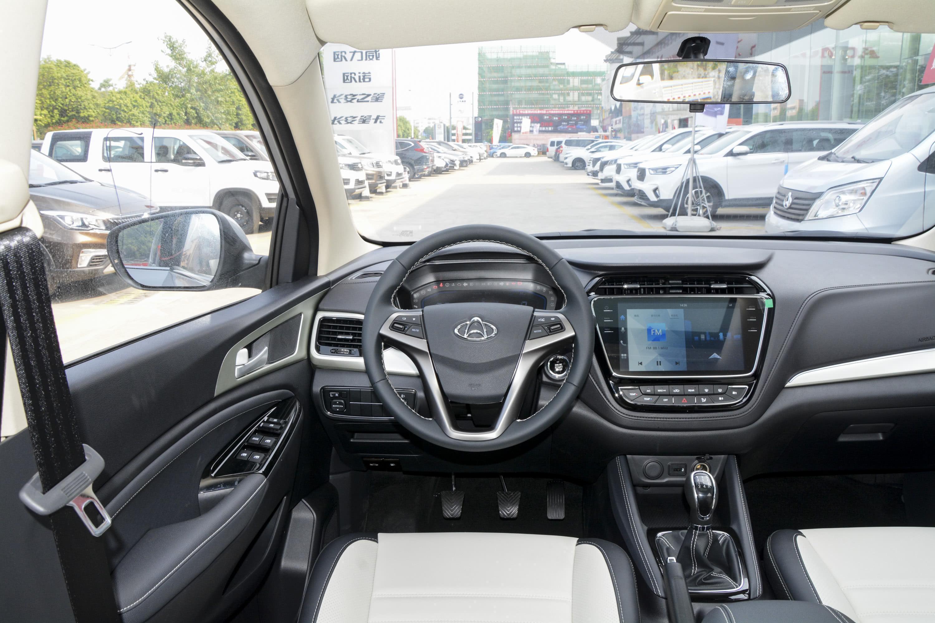 长安欧尚a800后备厢空间的表现比较不错,开口大小符合它的定位,一家人