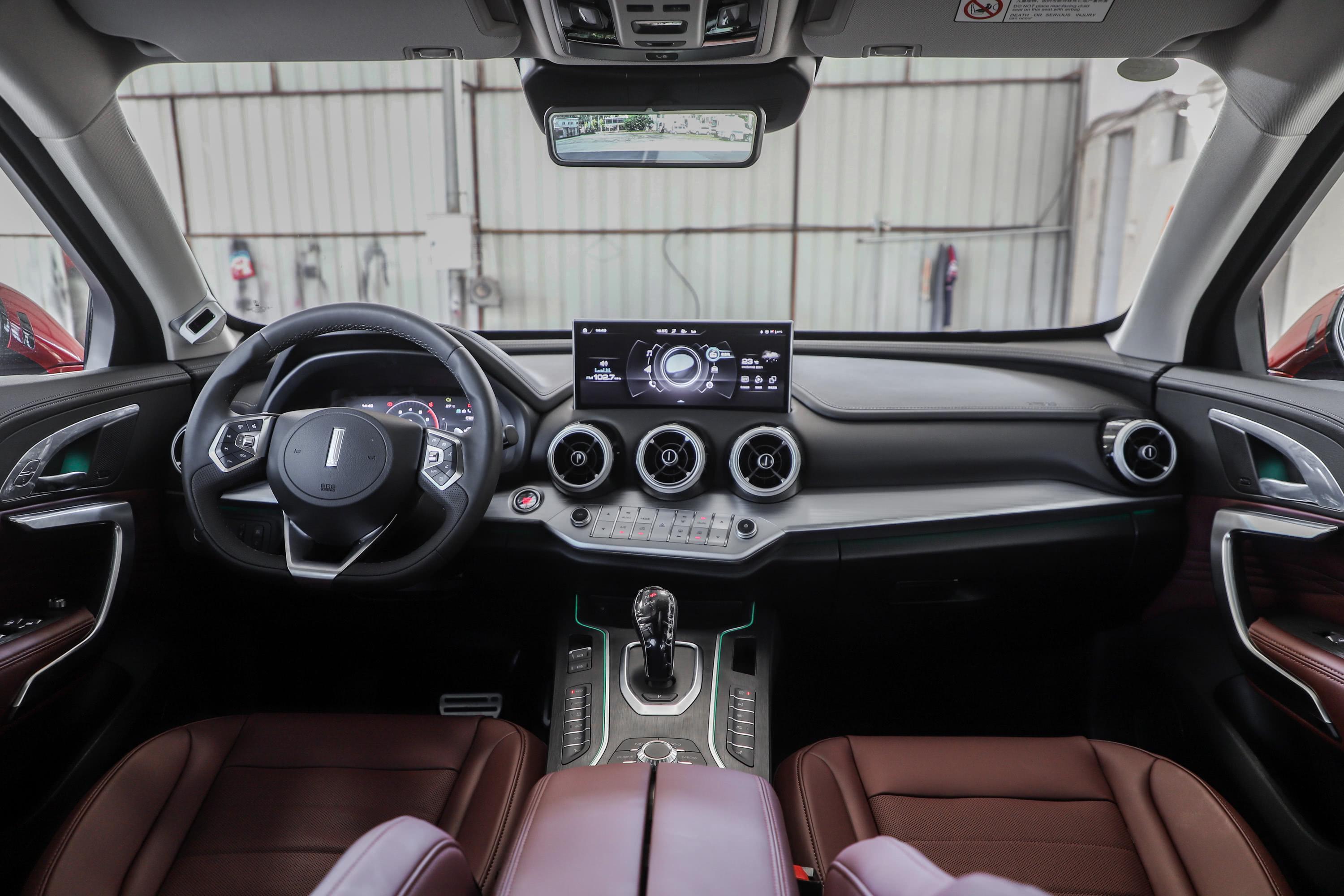 首先从外观来看,wey vv7 gt前脸造型看起来十分动感