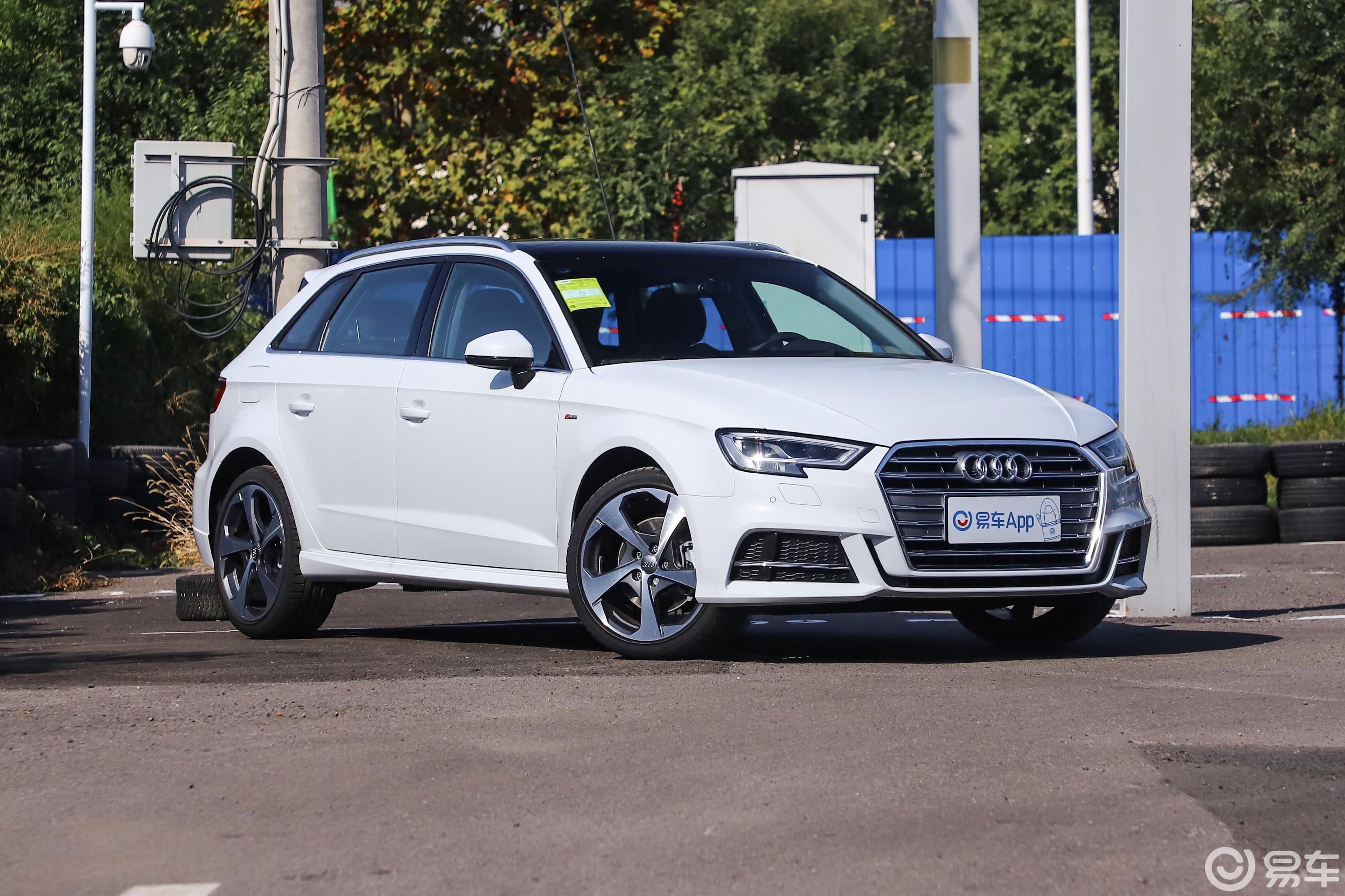 【奥迪a32020款sportback 40 tfsi 运动型侧前45度车头向右水平汽车