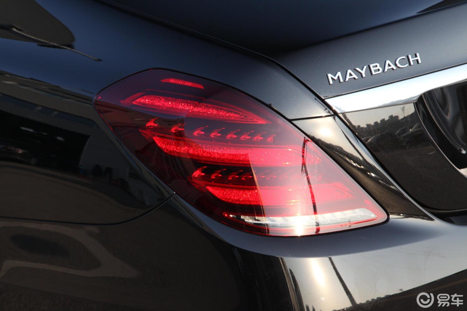 【迈巴赫s级2020款s 560 4matic尾灯侧45度俯拍汽车图片-汽车图片大全