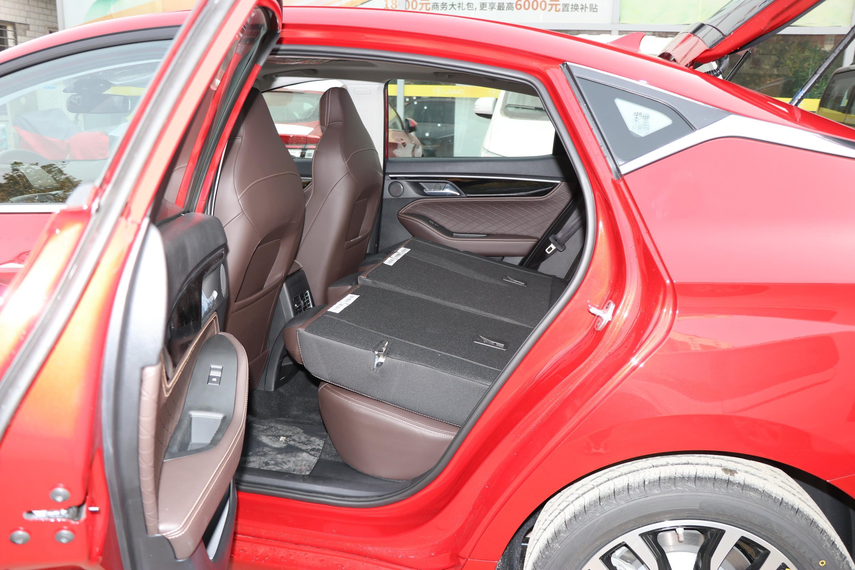 嘉悦a5后备厢空间表现还可以,旅途出行有大件物品的话,可以放倒后排