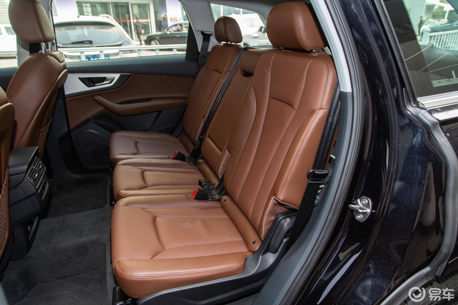 【奥迪q7 插电混动2019款55 e-tron后排空间体验汽车图片-汽车图片