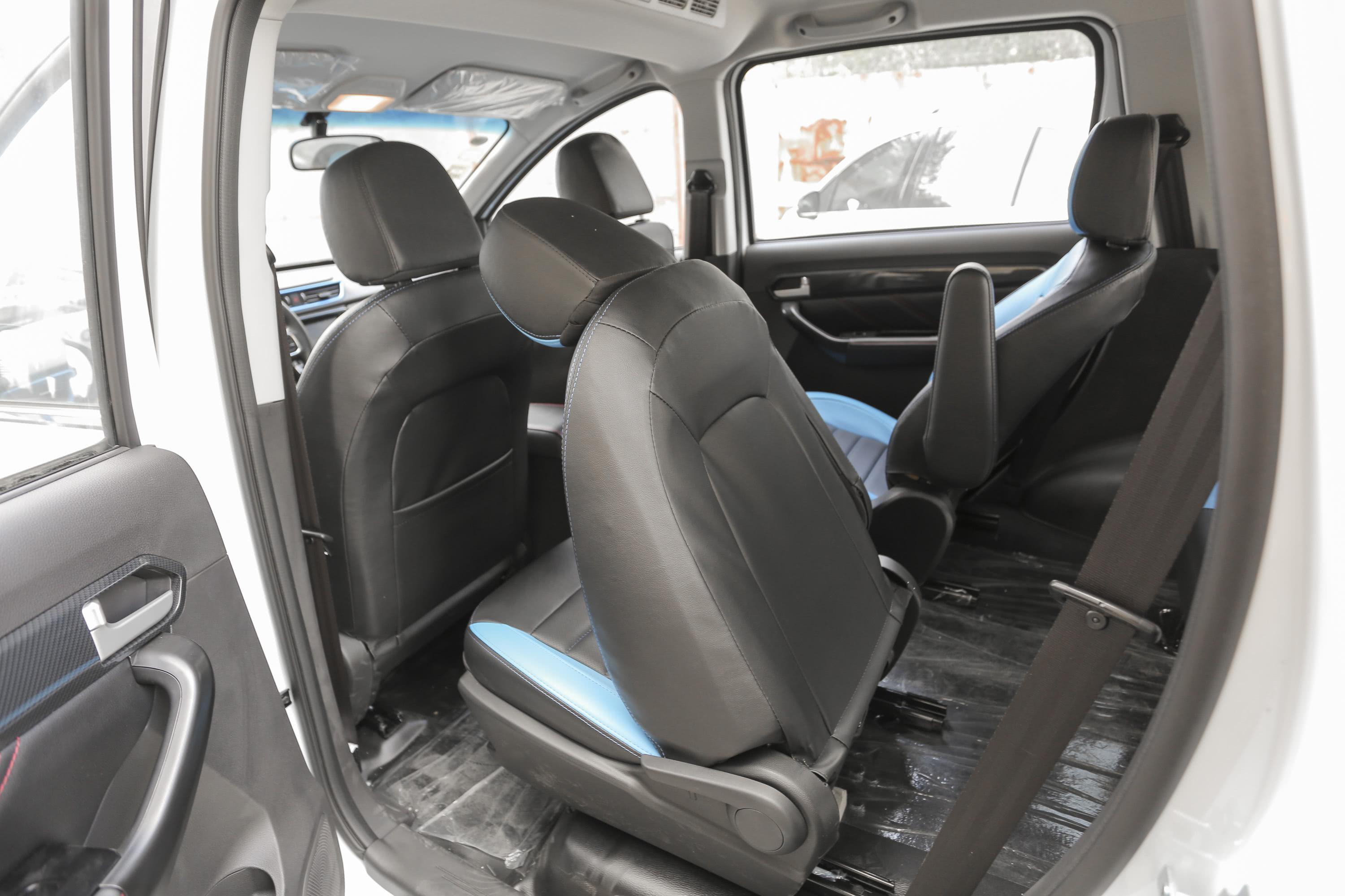 开瑞k60ev后备厢空间表现还可以,旅途出行有大件物品的话,可以放倒