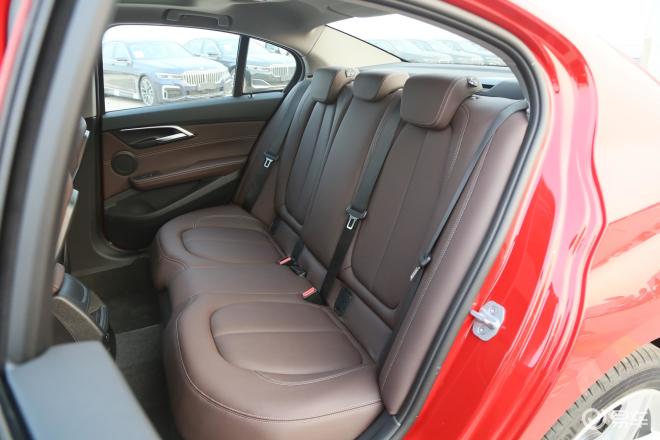 宝马1系现金优惠高达7万 配置丰富空间舒适_易车