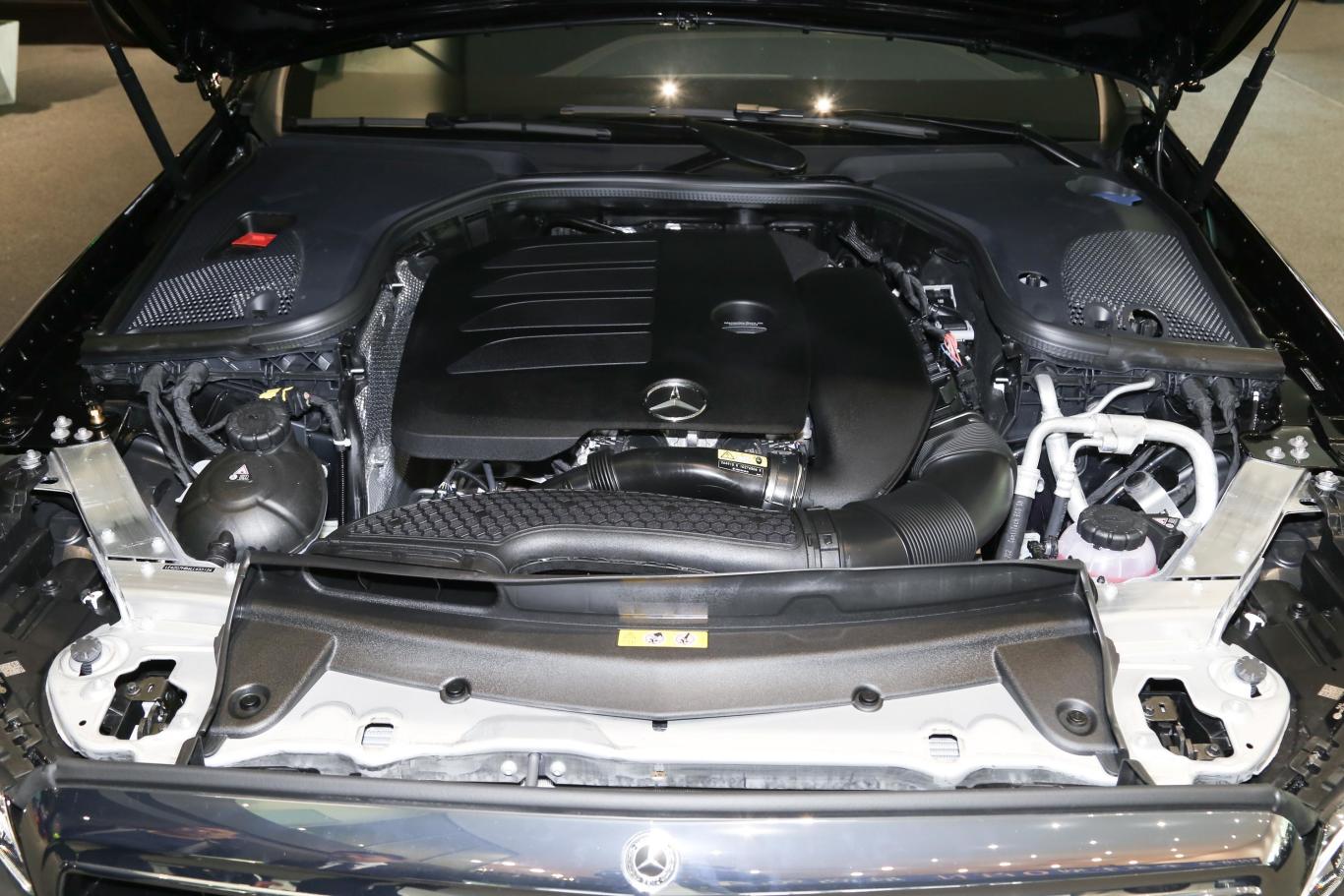 奔驰e级e 260 l发动机舱整体