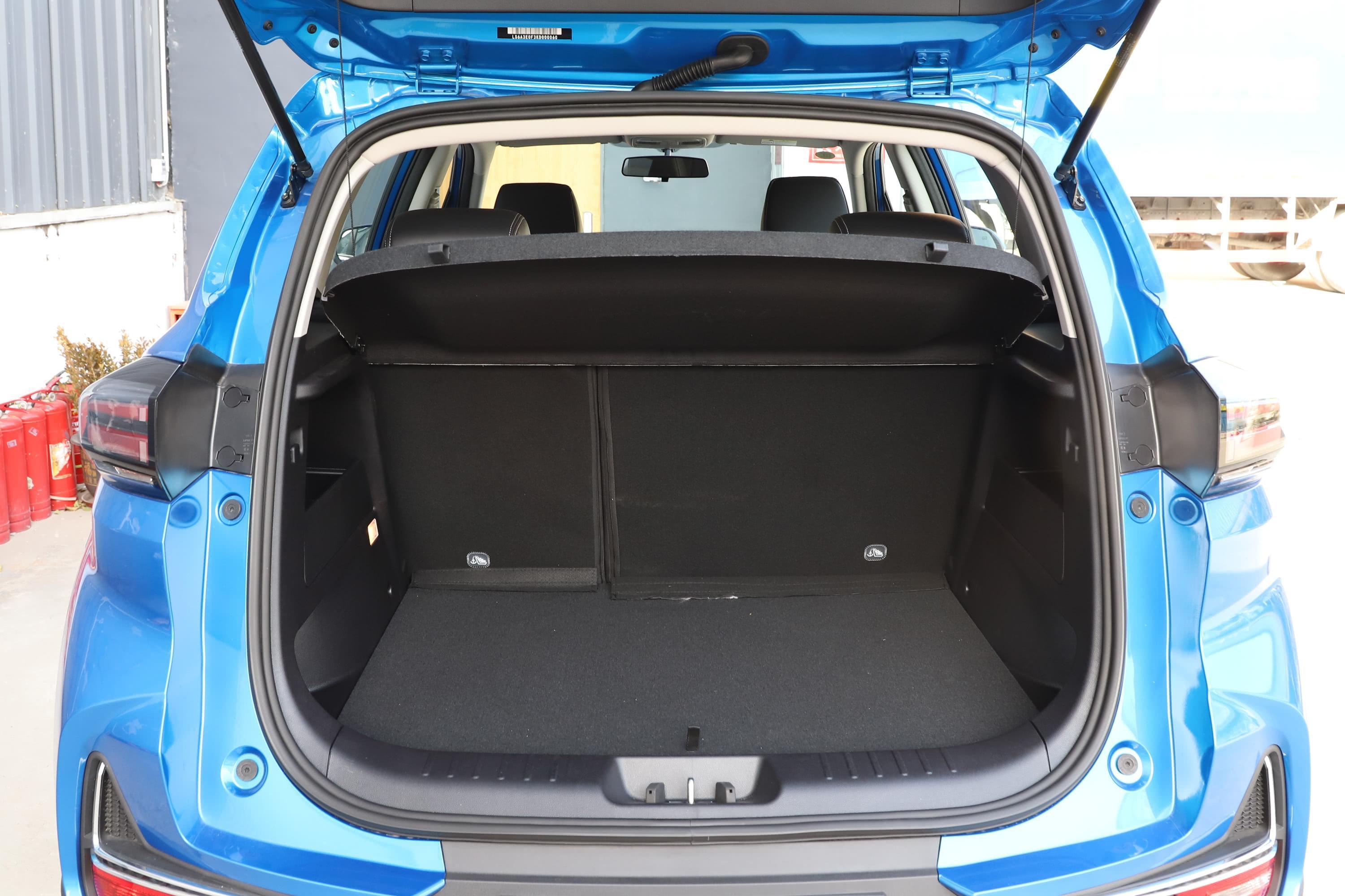 长安cs15 e-pro后备厢空间可利用率很高,装载能力也较为出色,后排座椅